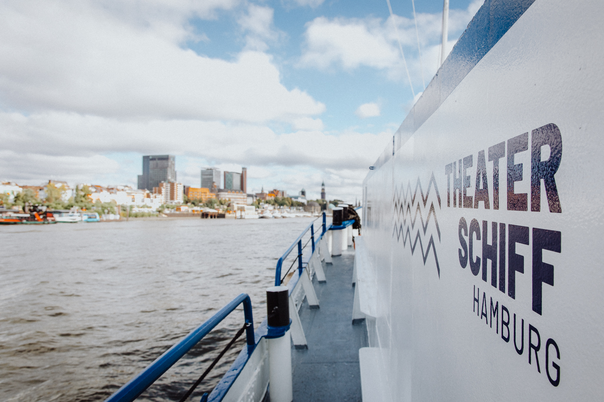 Theaterschiff Hamburg auf der Elbe