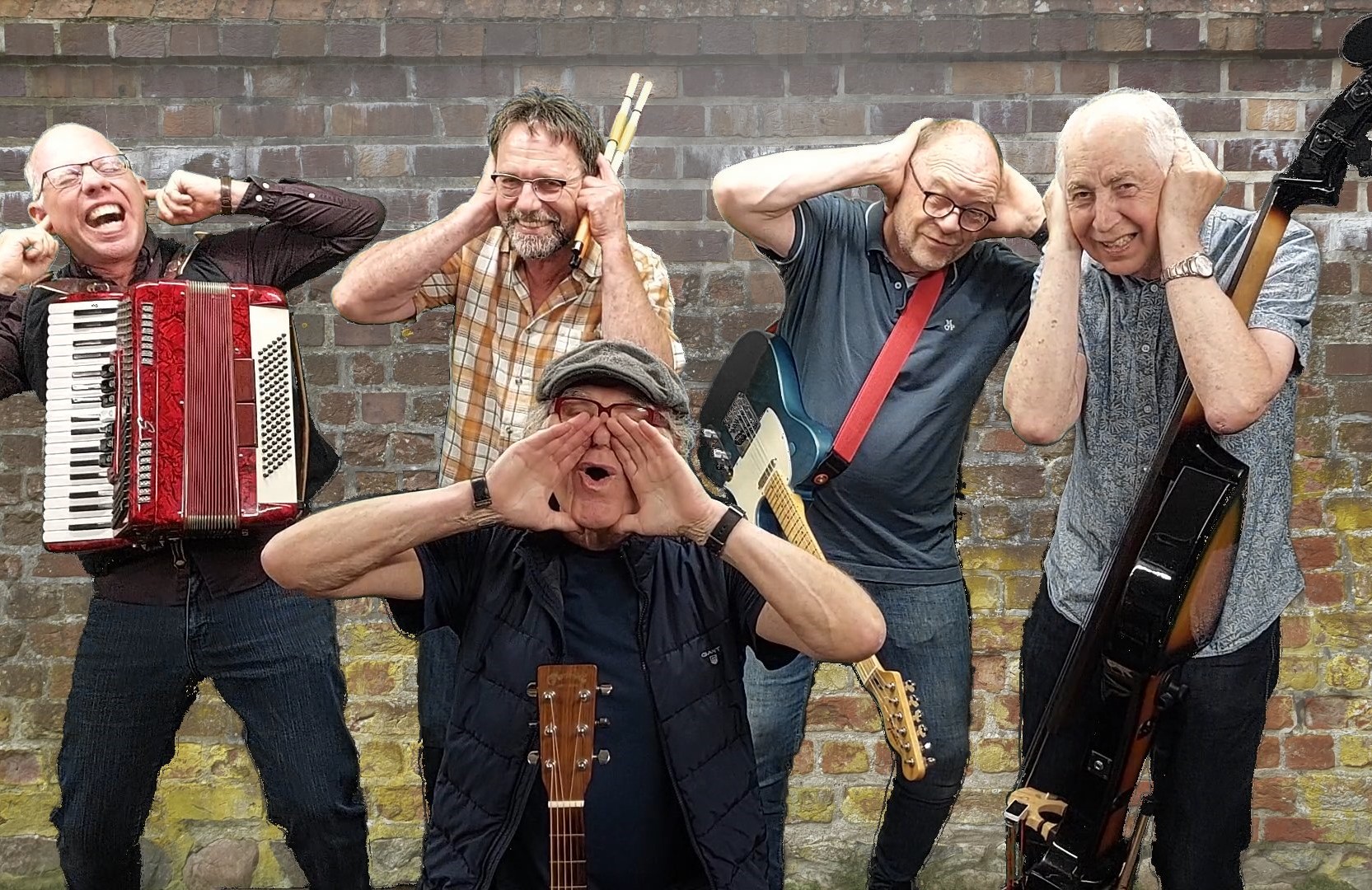 Krakeel - Musikalische Spaßmacher vor Backsteinmauer