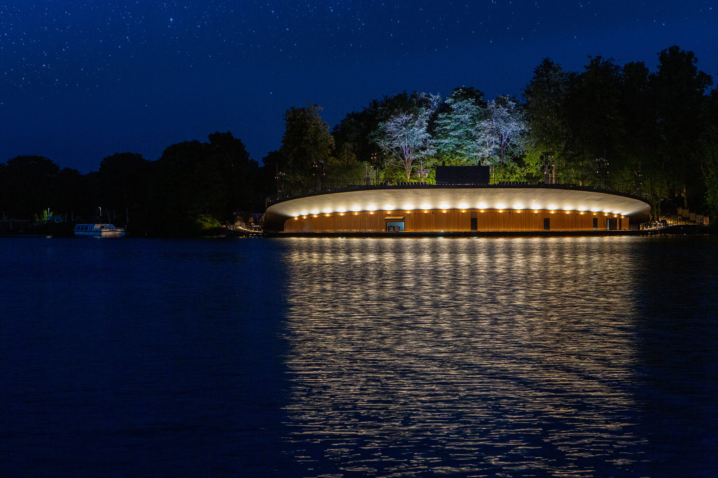 Königin der Nacht - die neue Seebühne aum Großen Eutiner See.