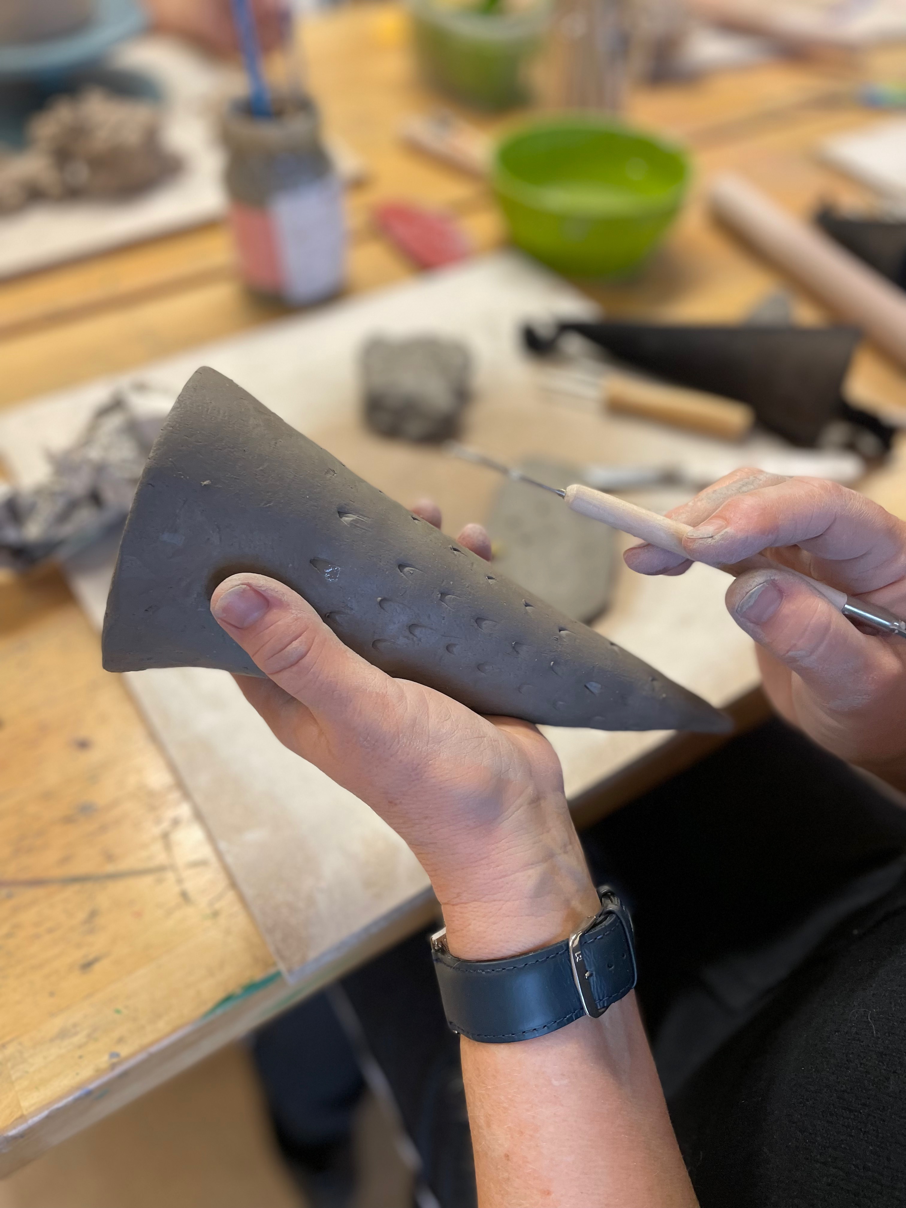 Tannenbaum aus schwarzem Ton