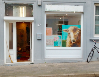 Einladend und offen: Die Fassade von StörKunst am Sandberg 67 zeigt schon von außen, was innen wartet - regionale Kunst, Farbe und persönliche Atmosphäre.