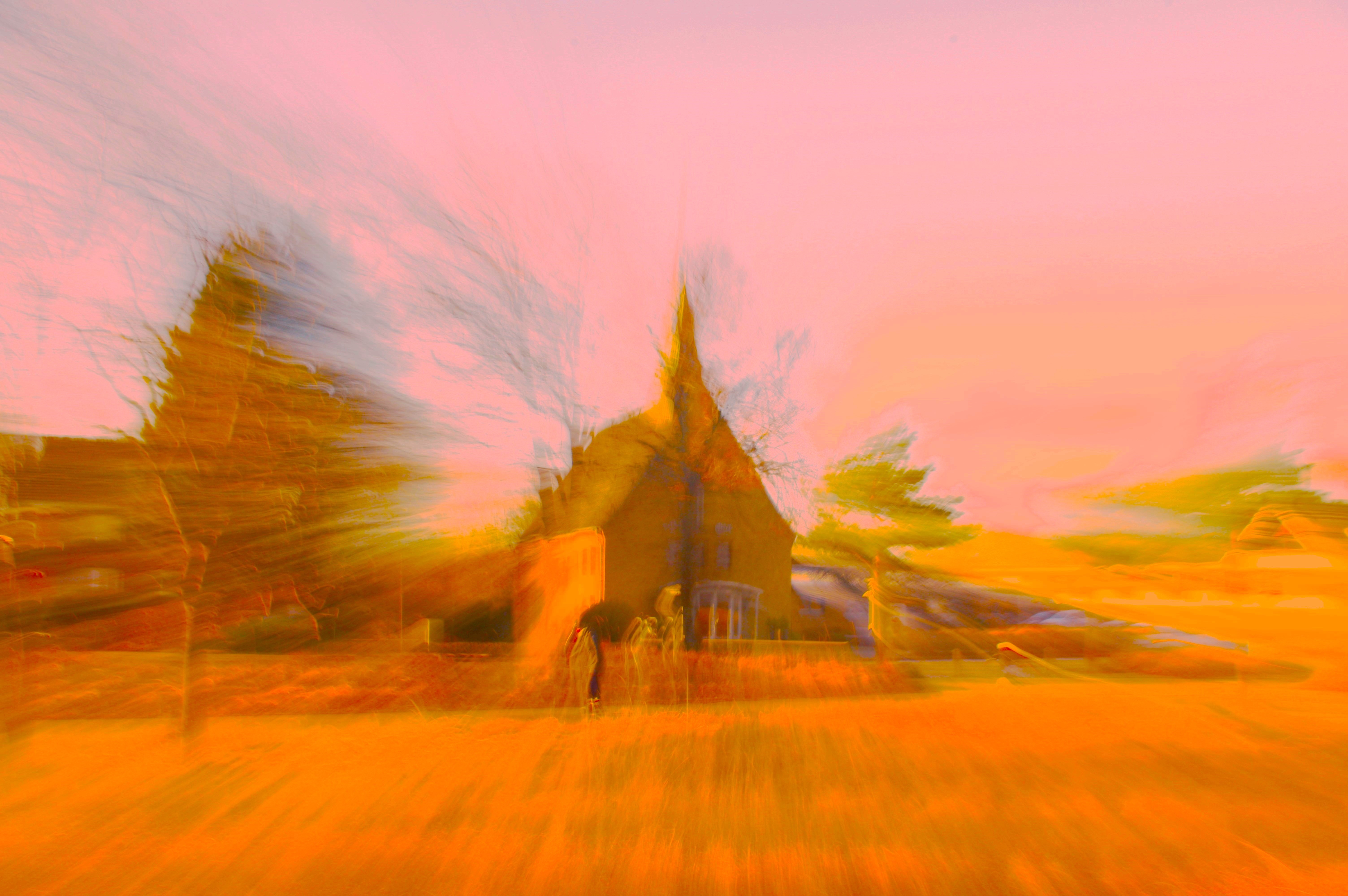 Mit der ICM Technik verfremdete Fotografie einer Kirche.