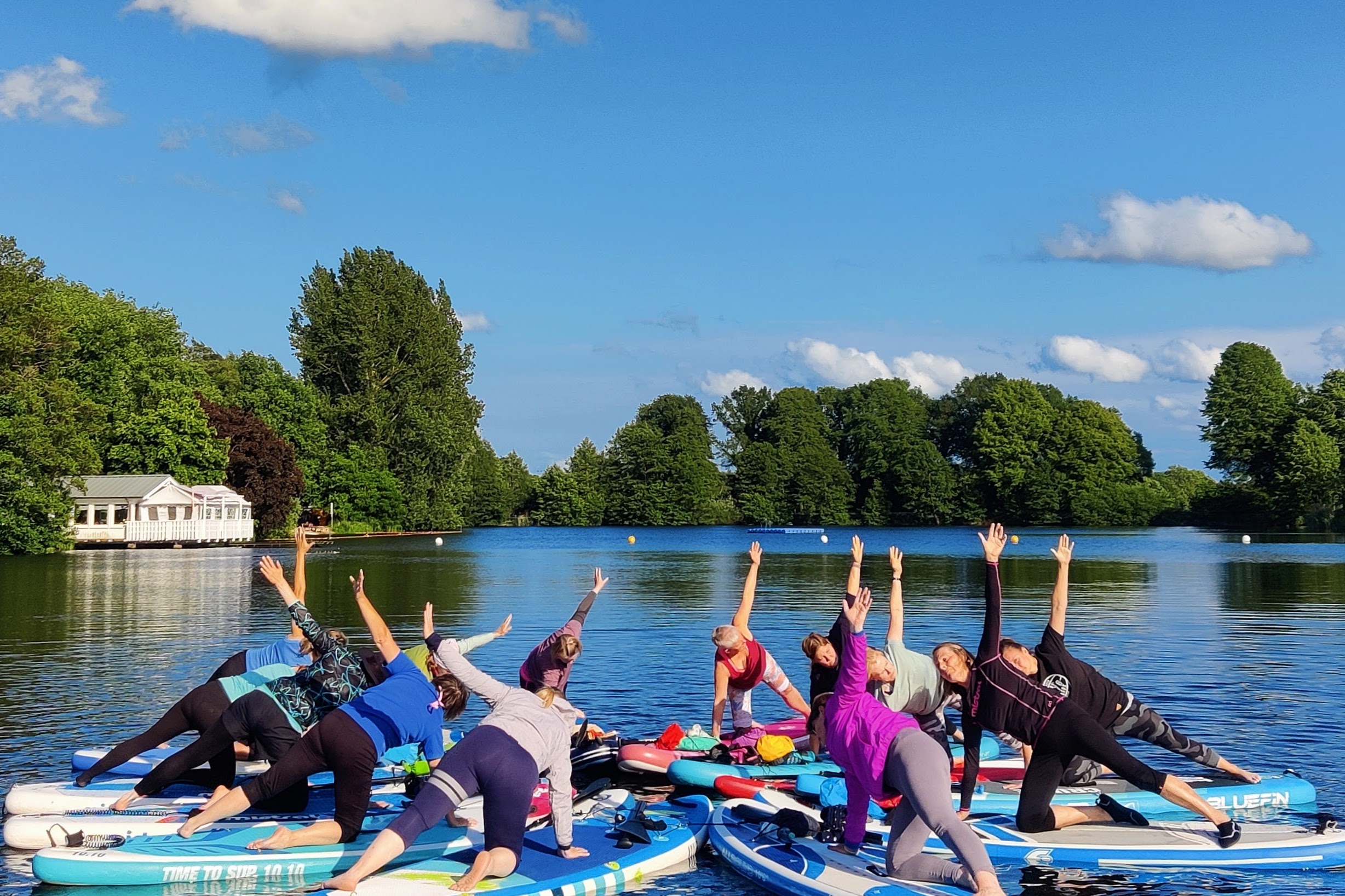 In idyllischer Umgebung mit Blick auf grüne Uferlandschaften und unter freiem Himmel verbinden wir Balance, Bewegung und Entspannung. Perfekt für alle, die Yoga und Natur lieben - Vorkenntnisse sind n