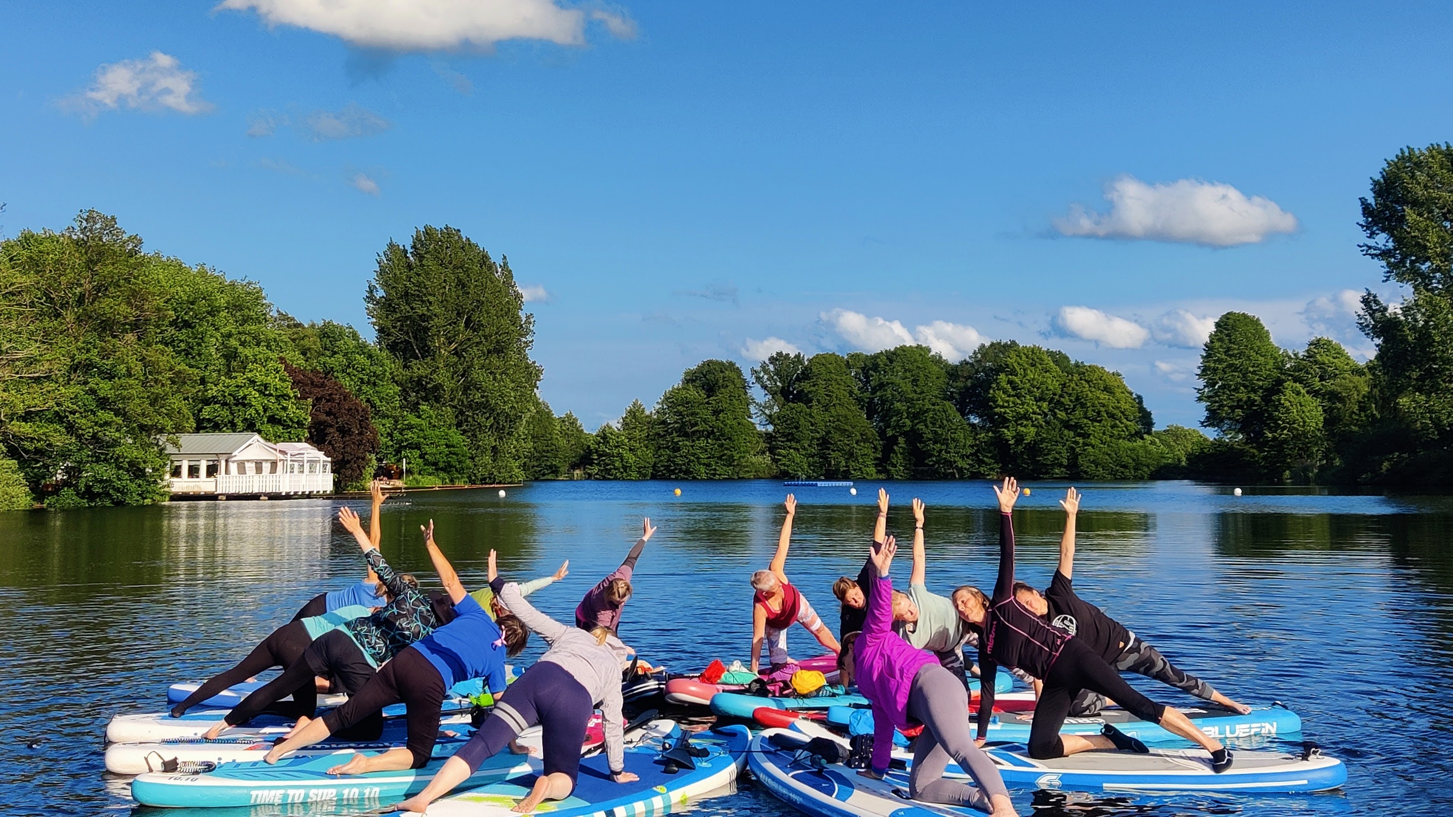 In idyllischer Umgebung mit Blick auf grüne Uferlandschaften und unter freiem Himmel verbinden wir Balance, Bewegung und Entspannung. Perfekt für alle, die Yoga und Natur lieben - Vorkenntnisse sind n