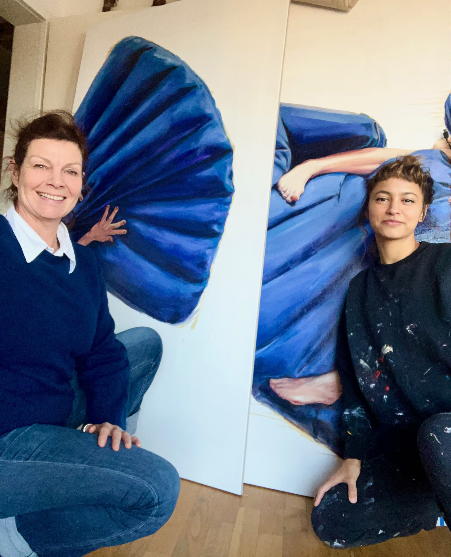 Bettina Winkler-Marxen (Galerie 11) im Atelier von Jana Jacob (re.)