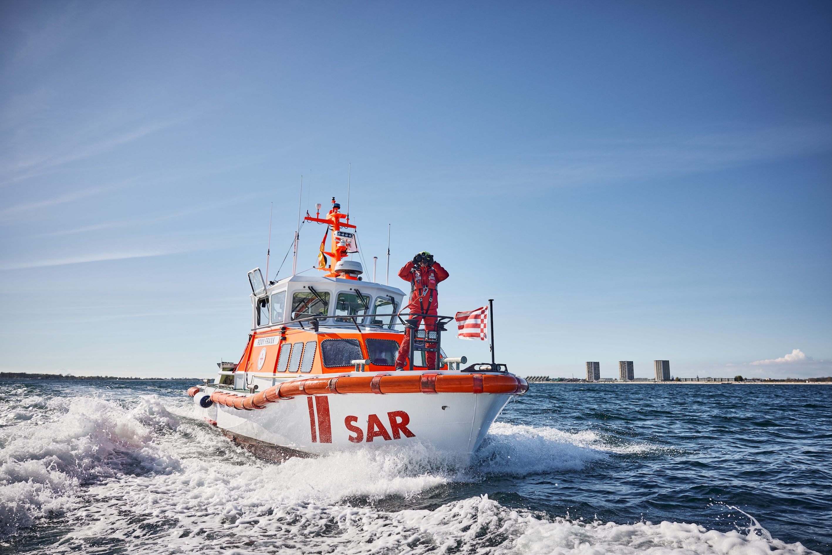 Romy Frank mit Rettungsmann auf dem Vordeck