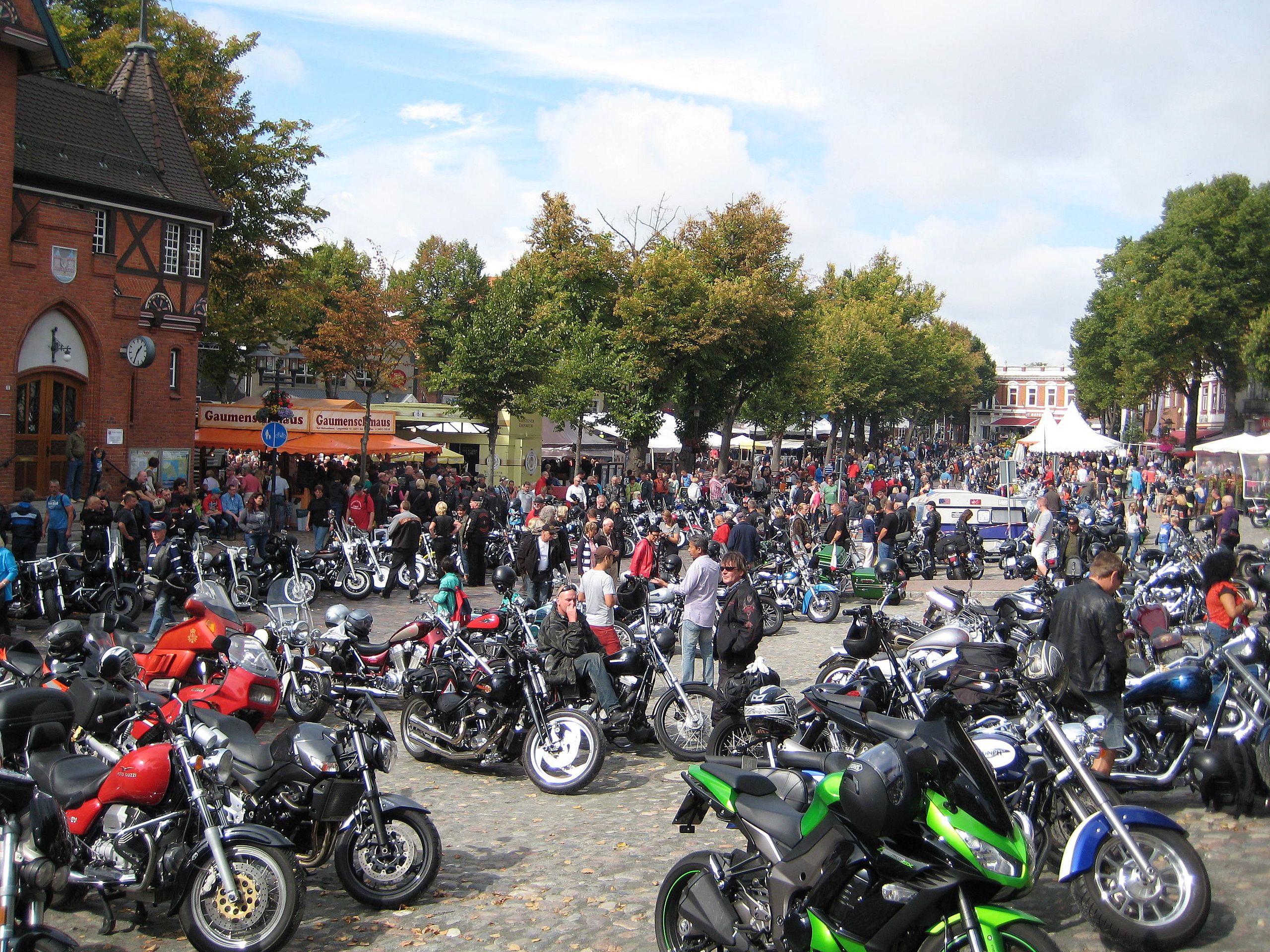 Die Fehmarn Days of American Bikes: Das große Harley- und US-Bike-Treffen an der Ostsee. Live-Musik, Händlermeile & Ausfahrt