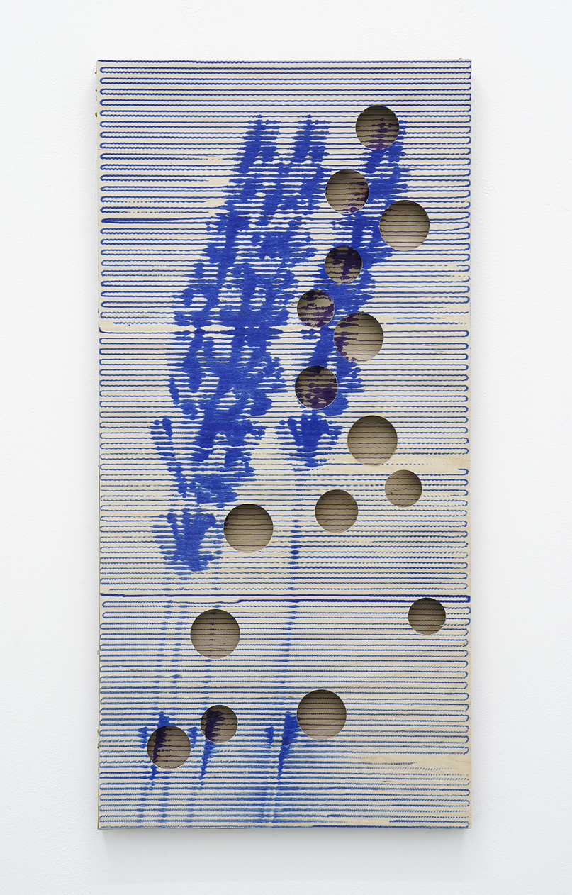 Jaewon Kim, a bunch of purple lines, Honigwaben, Pappe, Holz, automatisierte Zeichnung mit blauem und violettem Filzstift, 70 x 30 x 2cm, 2025