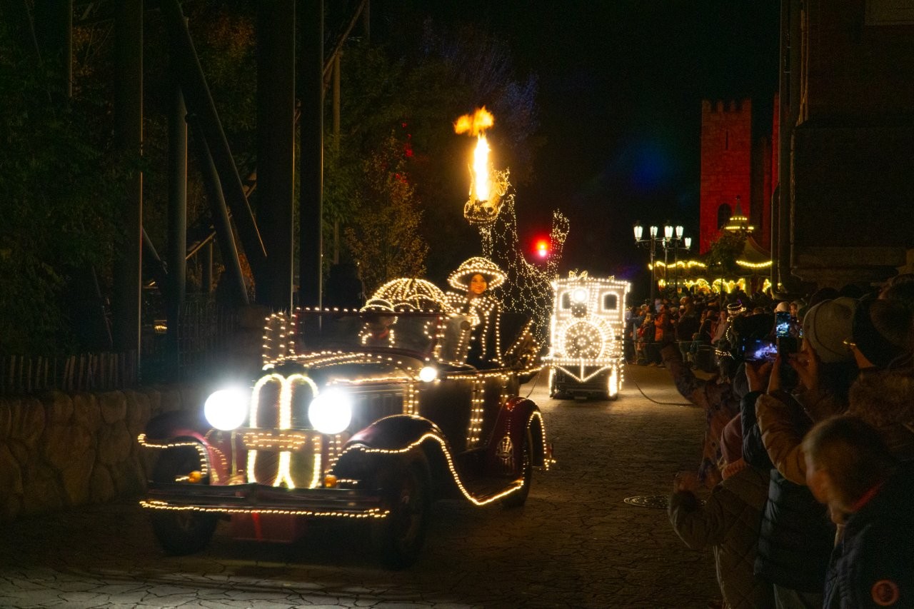 Die magische Lichterparade sorgt für leuchtende Kinderaugen.
