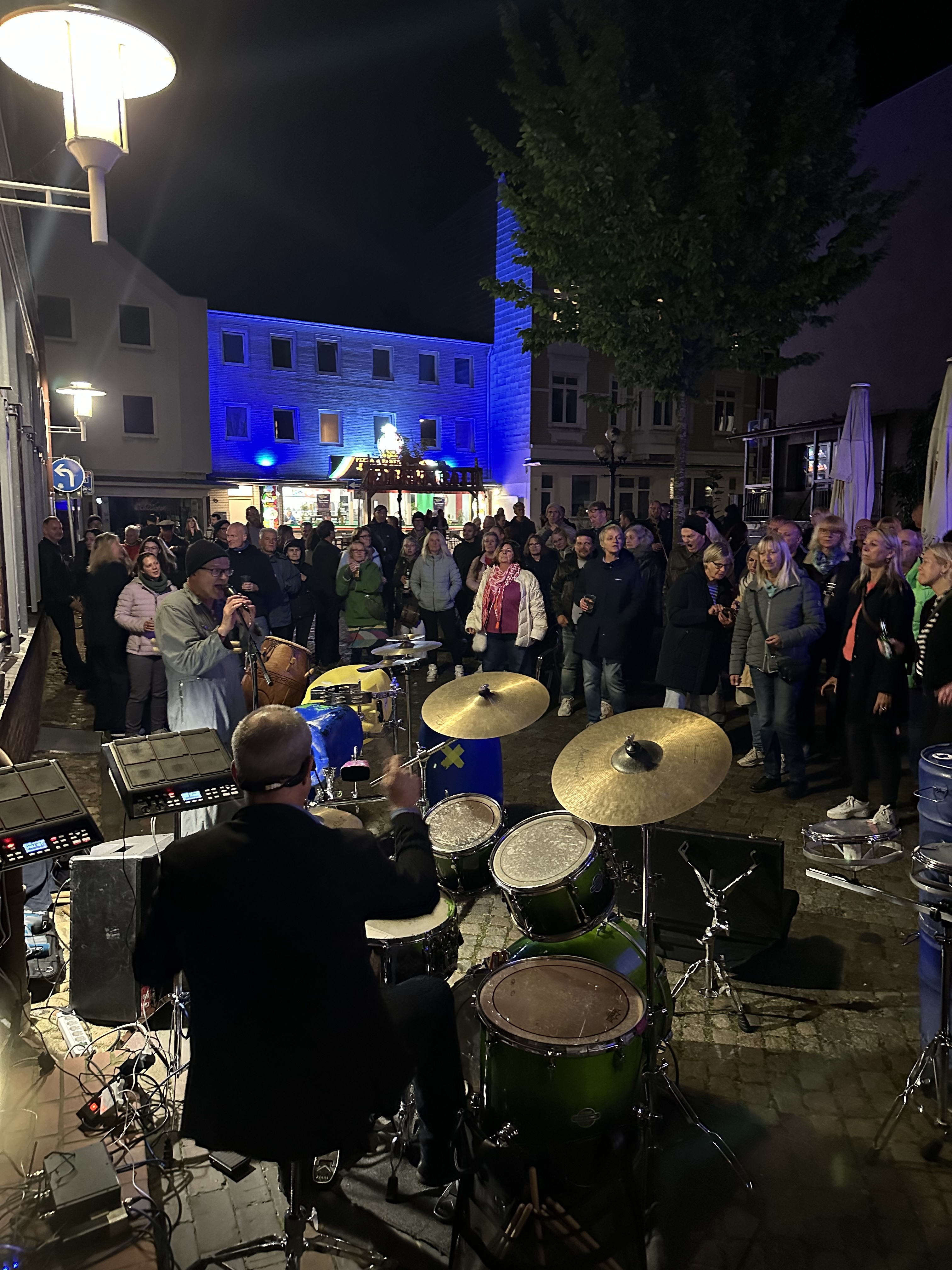 Party auf der Aktionsfläche vor der Lauschbar bei der Itzehoer Musiknacht