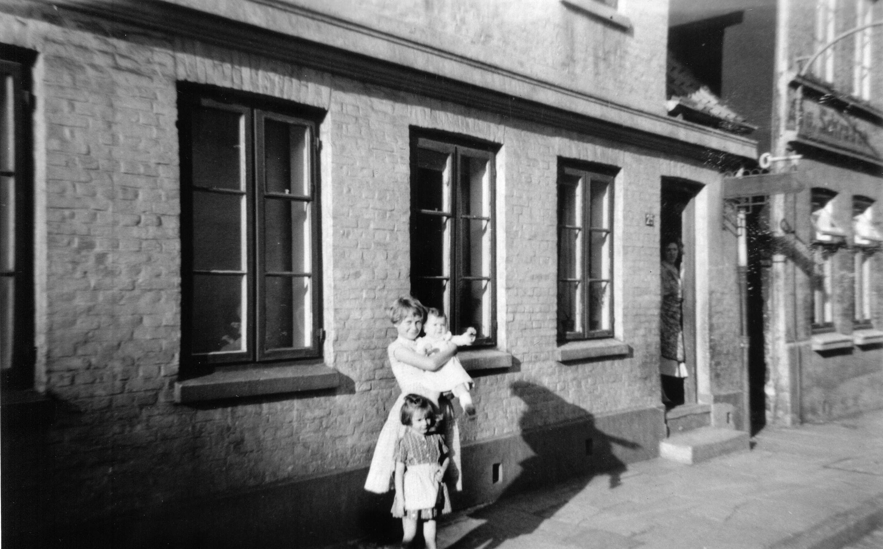 Kinder in der Zeißstraße gegenüber der Drahtstiftefabrik, 1950er-Jahre
