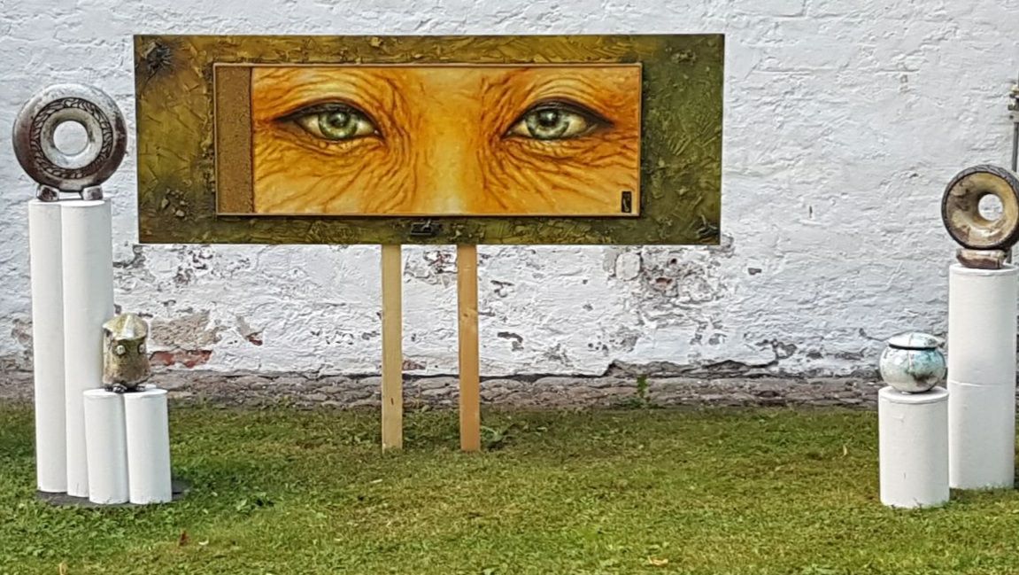 Kunst unter Bäumen