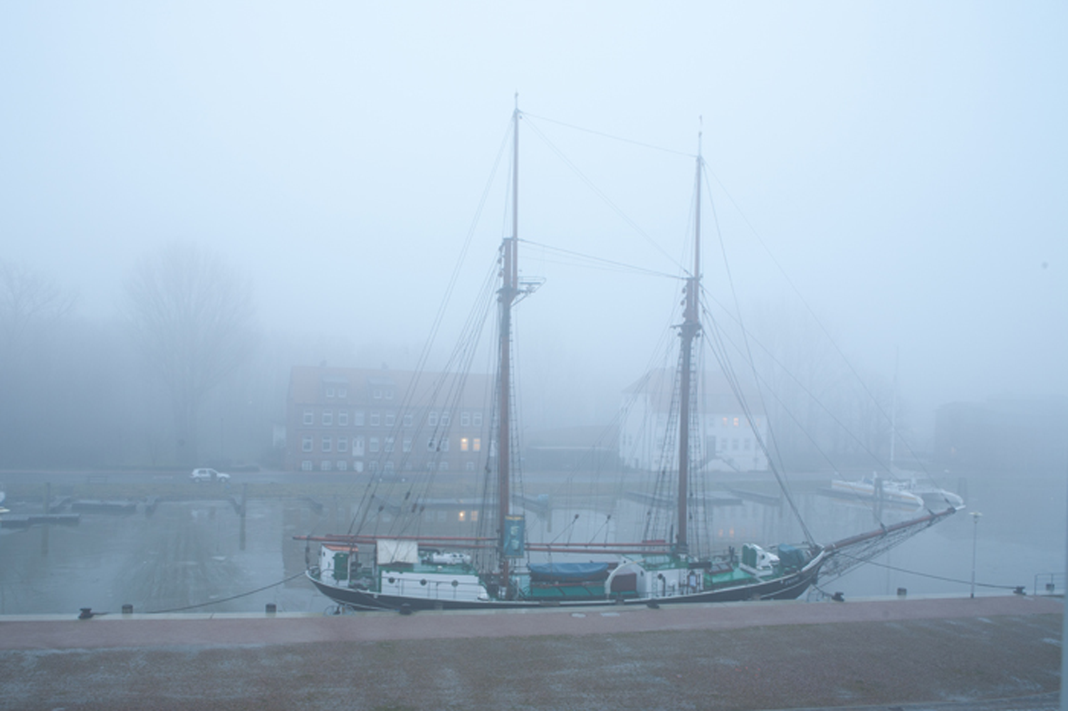 Hafen im Nebel