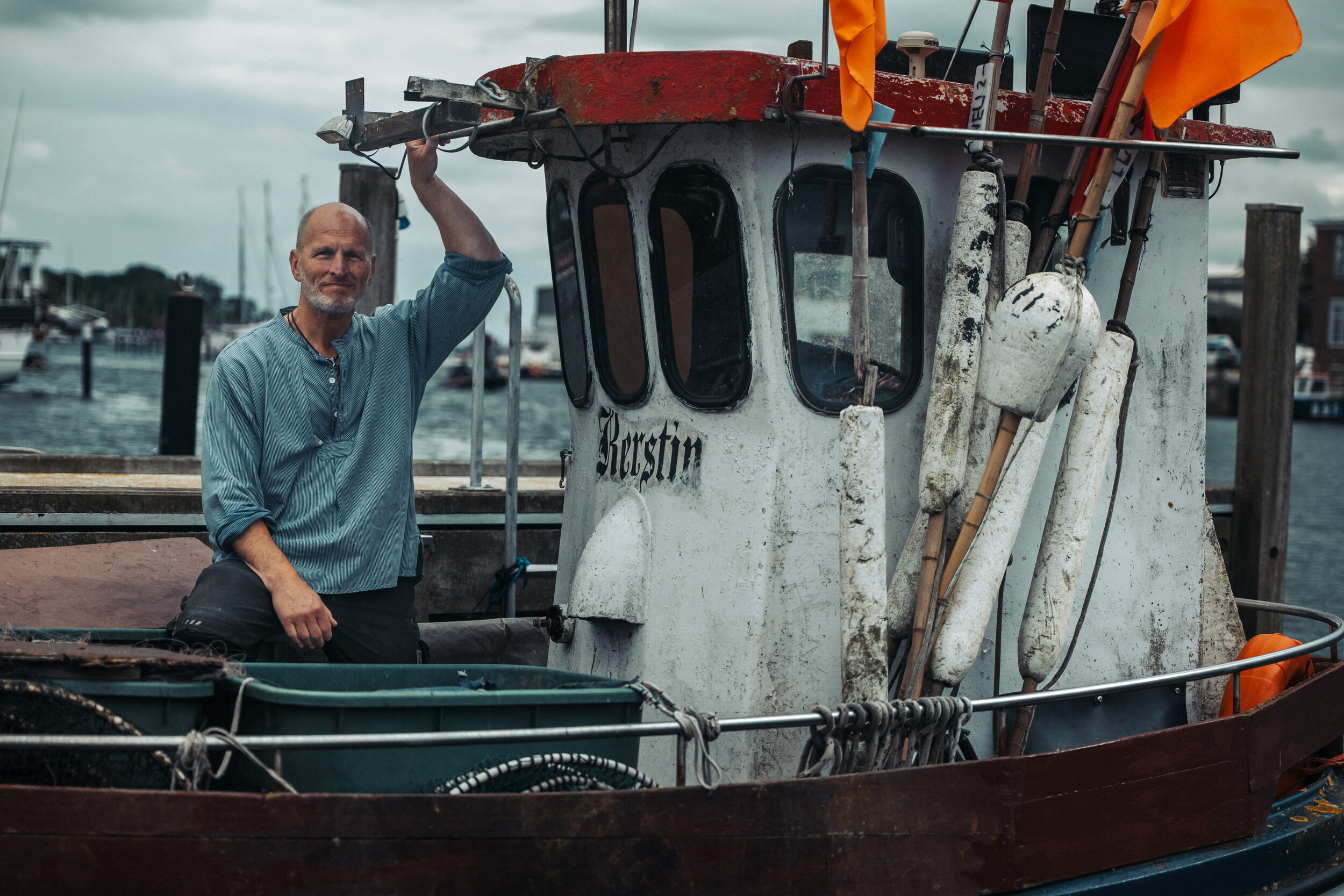 fischeramt-neustadt-in-holstein-mann-auf-boot-2024-talb-tjark-schloesser1