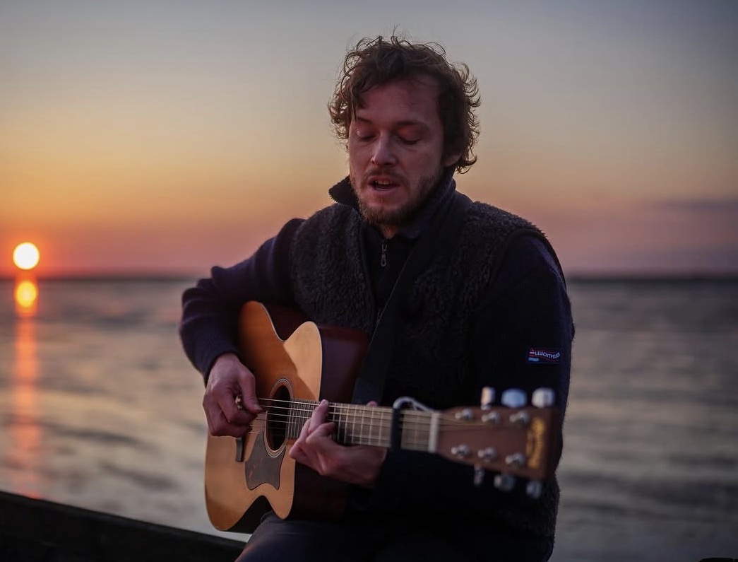 Malte mit Gitarre