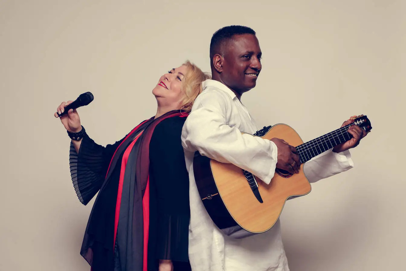 Der kubanische Gitarrist und Weltmusiker Alfredo Hechavarria präsentiert bei den Sonntagstönen sein neues Programm mit traditioneller Musik aus seiner Heimat, virtuos, experimentell und rhythmisch fac