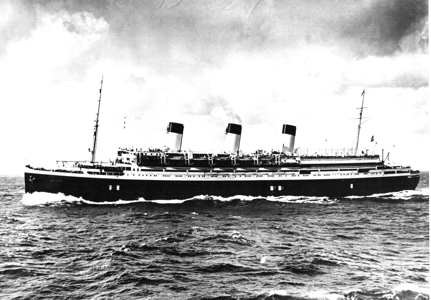 Bildzeile: Die "Cap Arcona" - bis 1939 ein Luxusdampfer, dann eingesetzt bei der Kriegsmarine und kurz vor Kriegsende schwimmendes KZ