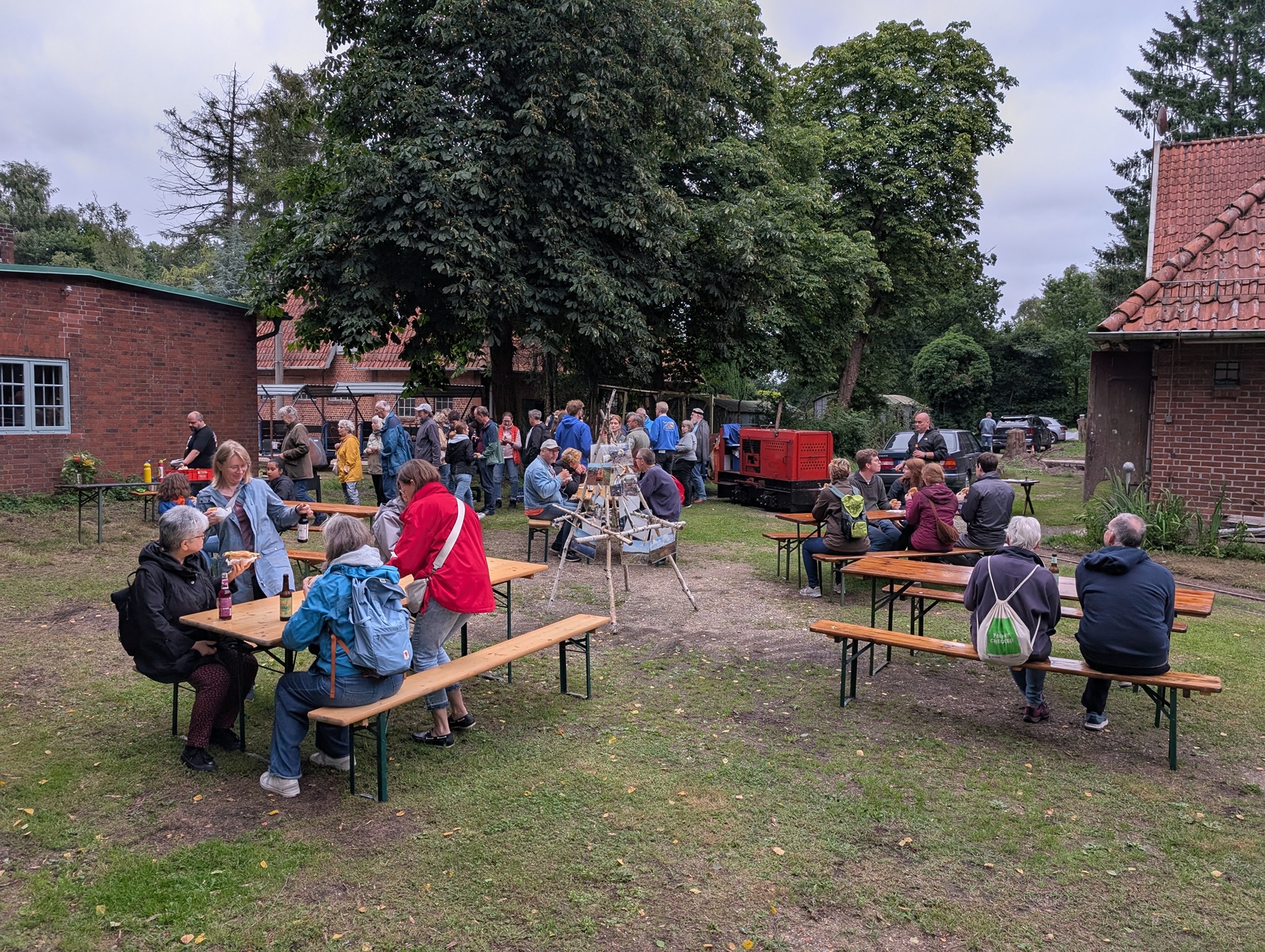 Rustikales Abendessen auf dem Betriebshof der Torfbahn