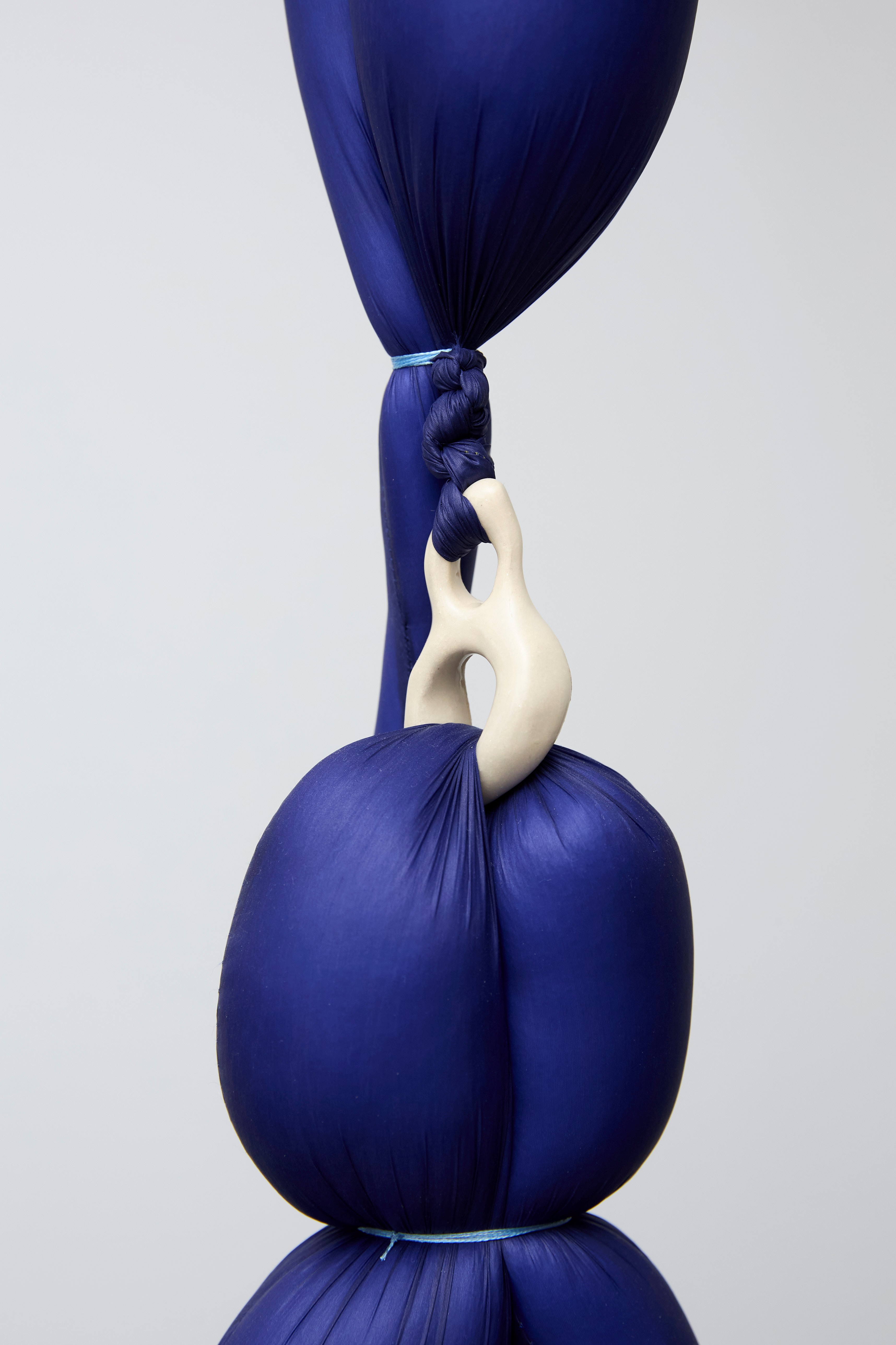 Julia Schulze Darup , Verlorene Wimpern, 155 x 38 x 20 cm, glasierte Keramik, Polyester, Faden, 2024; Foto: Lisa Winter