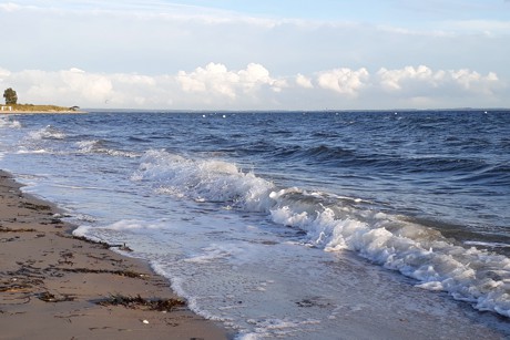 Strand mit Meereswellen