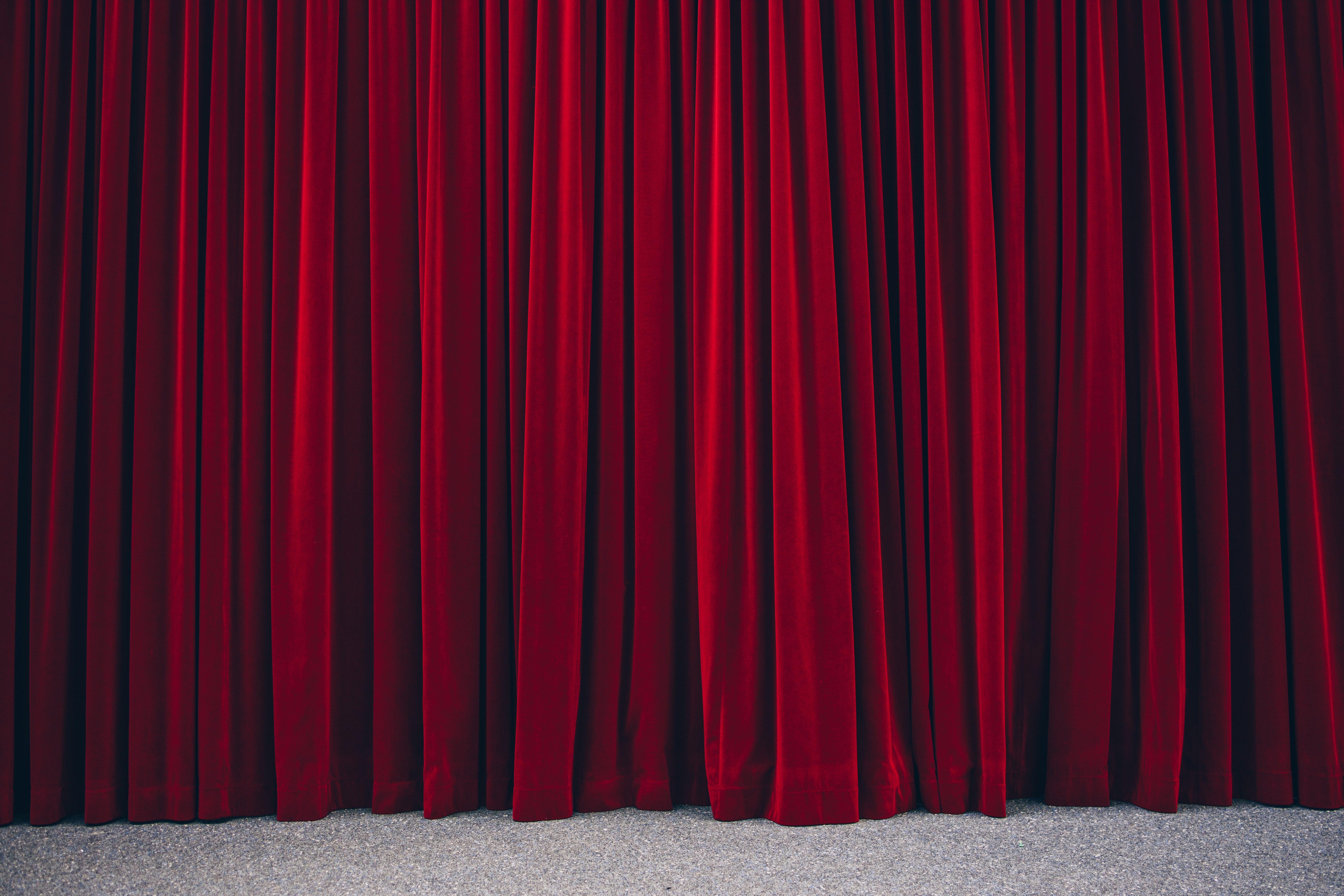 Roter Bühnenvorhang