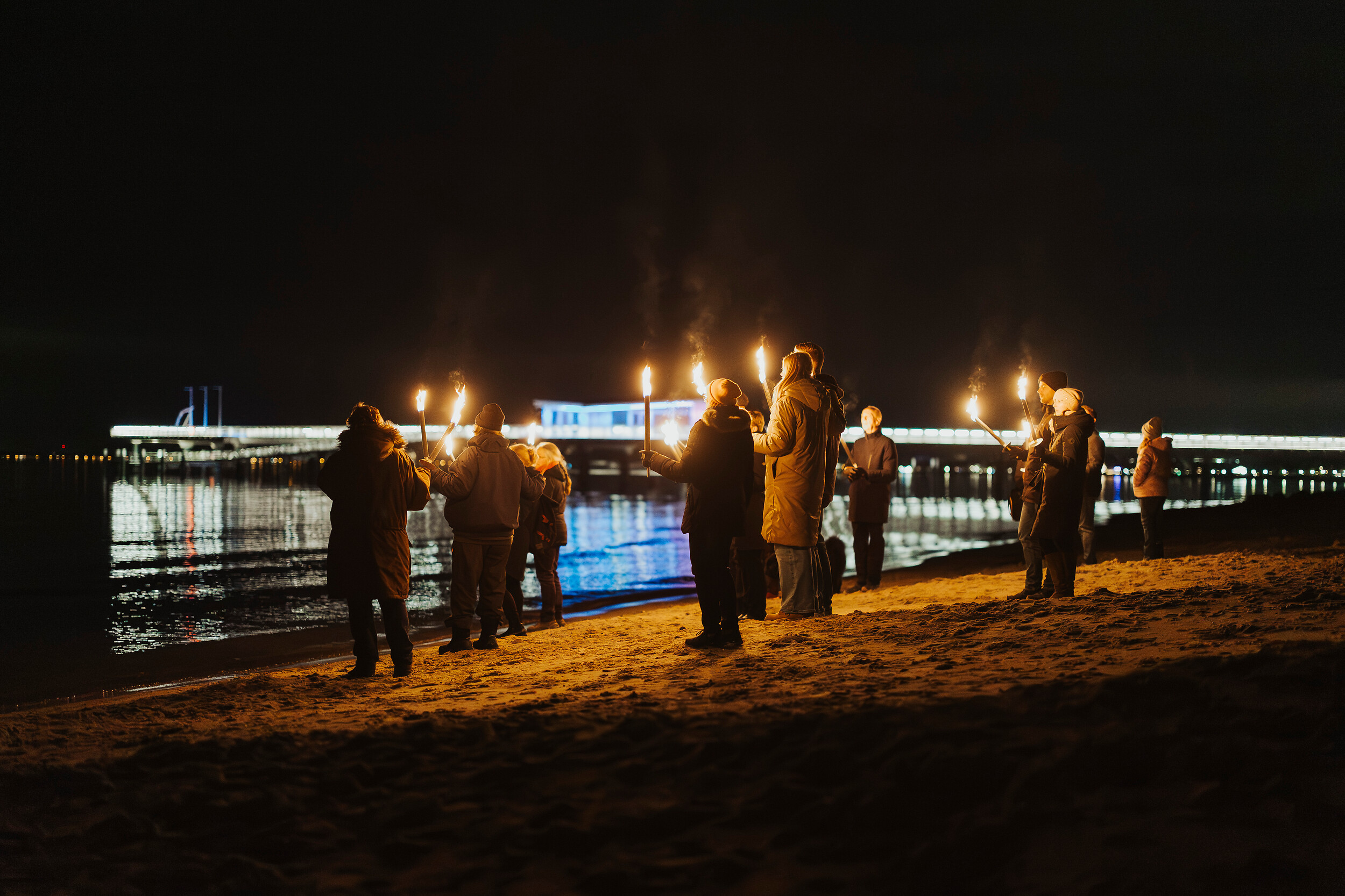 Fackelwanderung Haffkrug 2026 Gruppe vor Seebrücke TALB Christian Schaffrath(1)