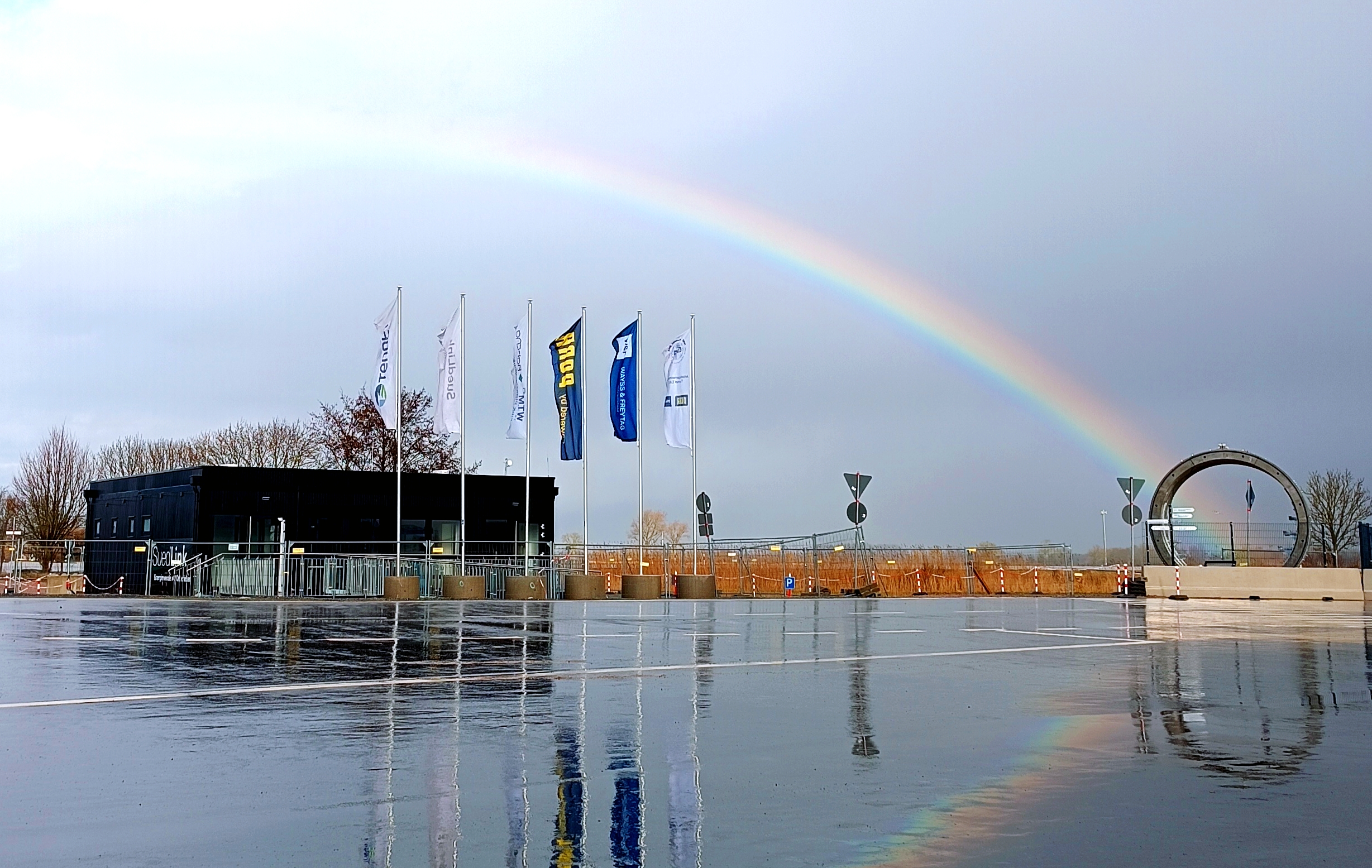 Regenbogen über dem Infozentrum SuedLink