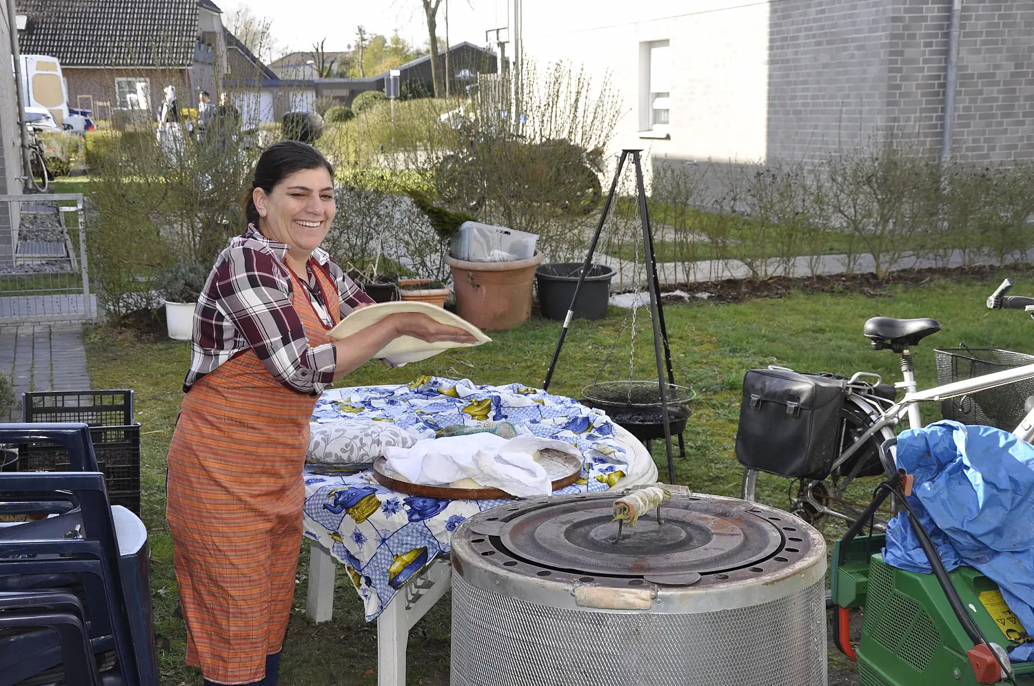 nadja_khnaf_aschur_saml_im_film_beim_brotbacken1500x0-srcset