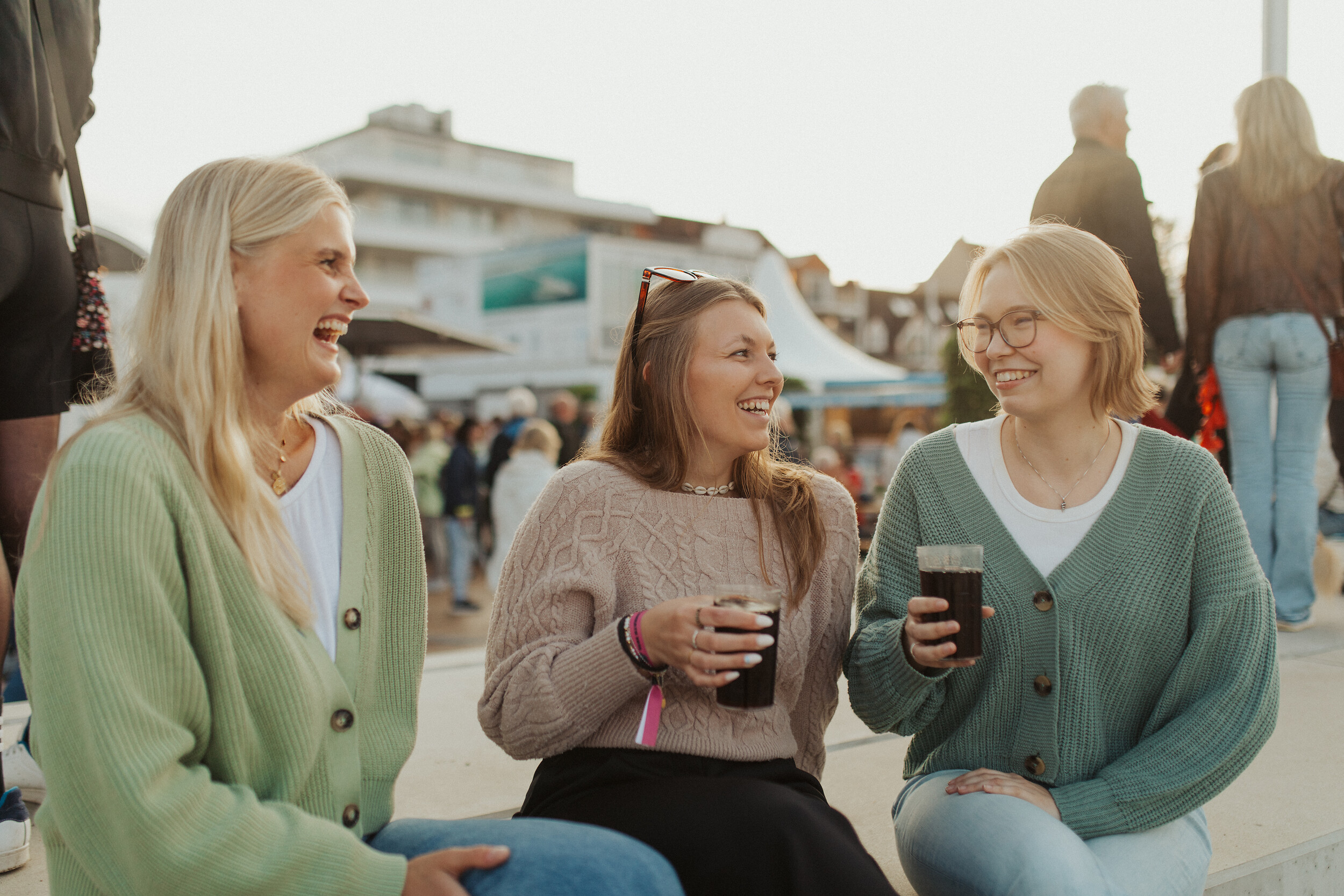 PfingsTON Scharbeutz Freundinnen lachen TALB Joelle Dörnath