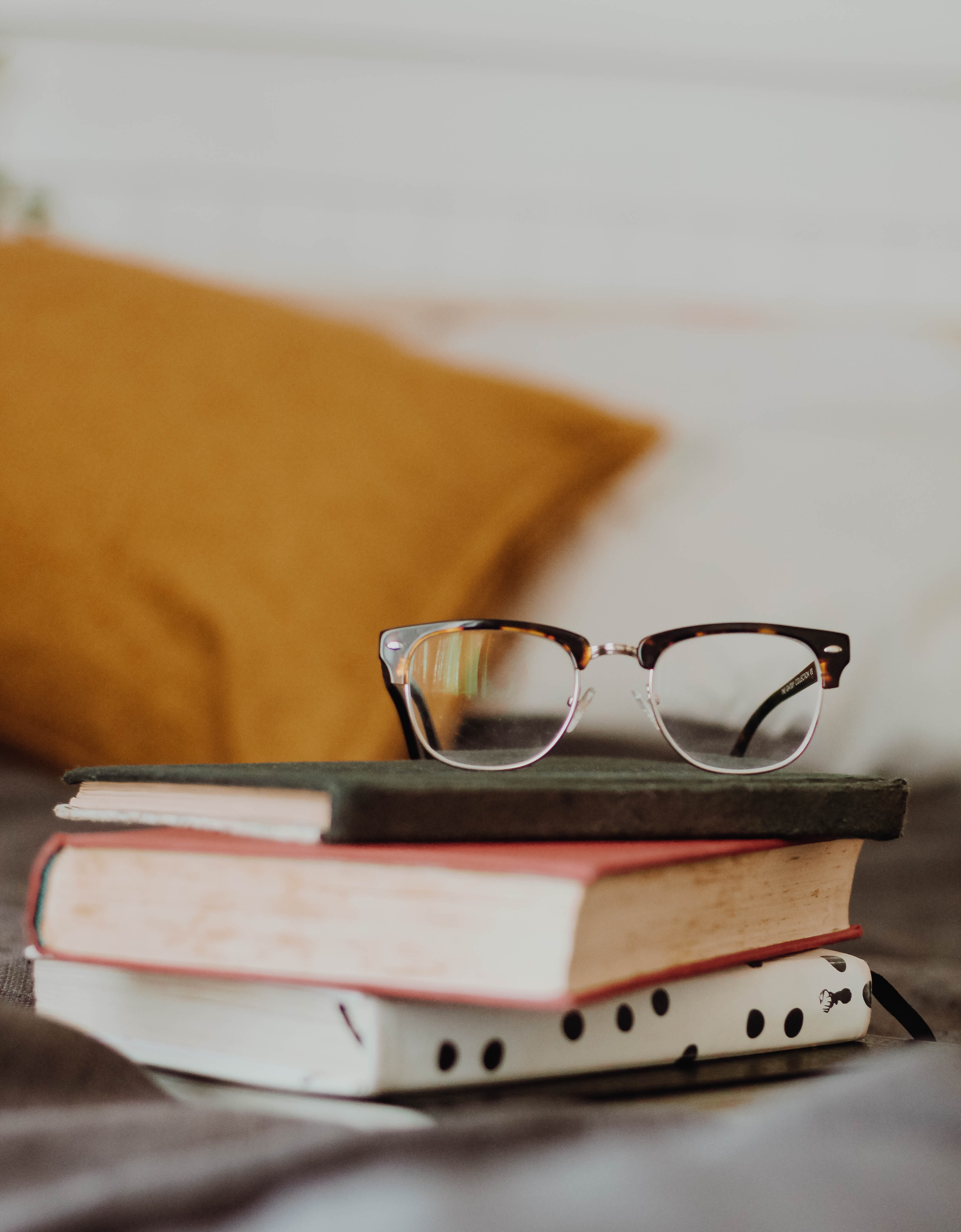 Brille auf Bücherstapel
