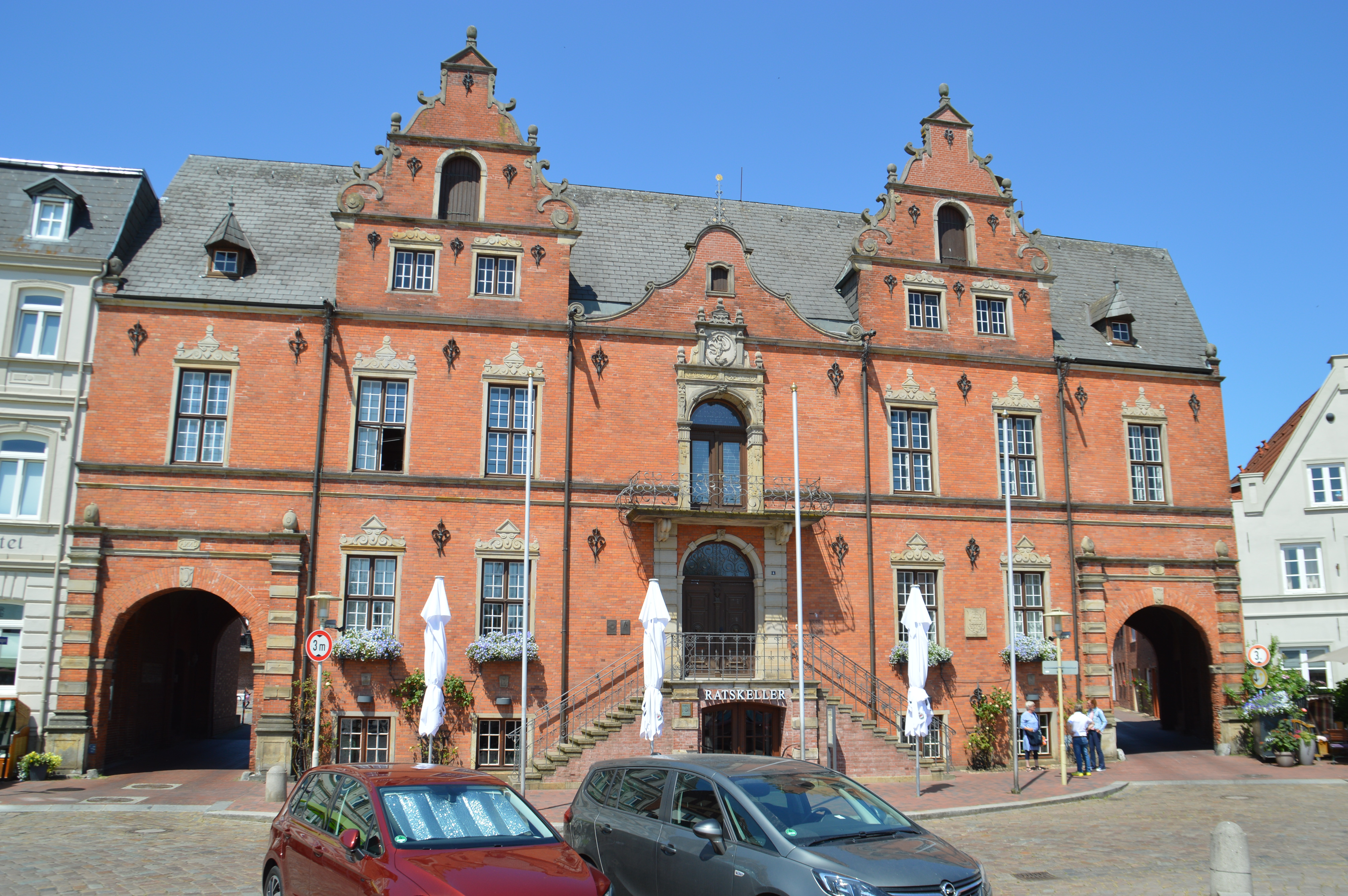 Historisches Backsteingebäude mit Giebeln