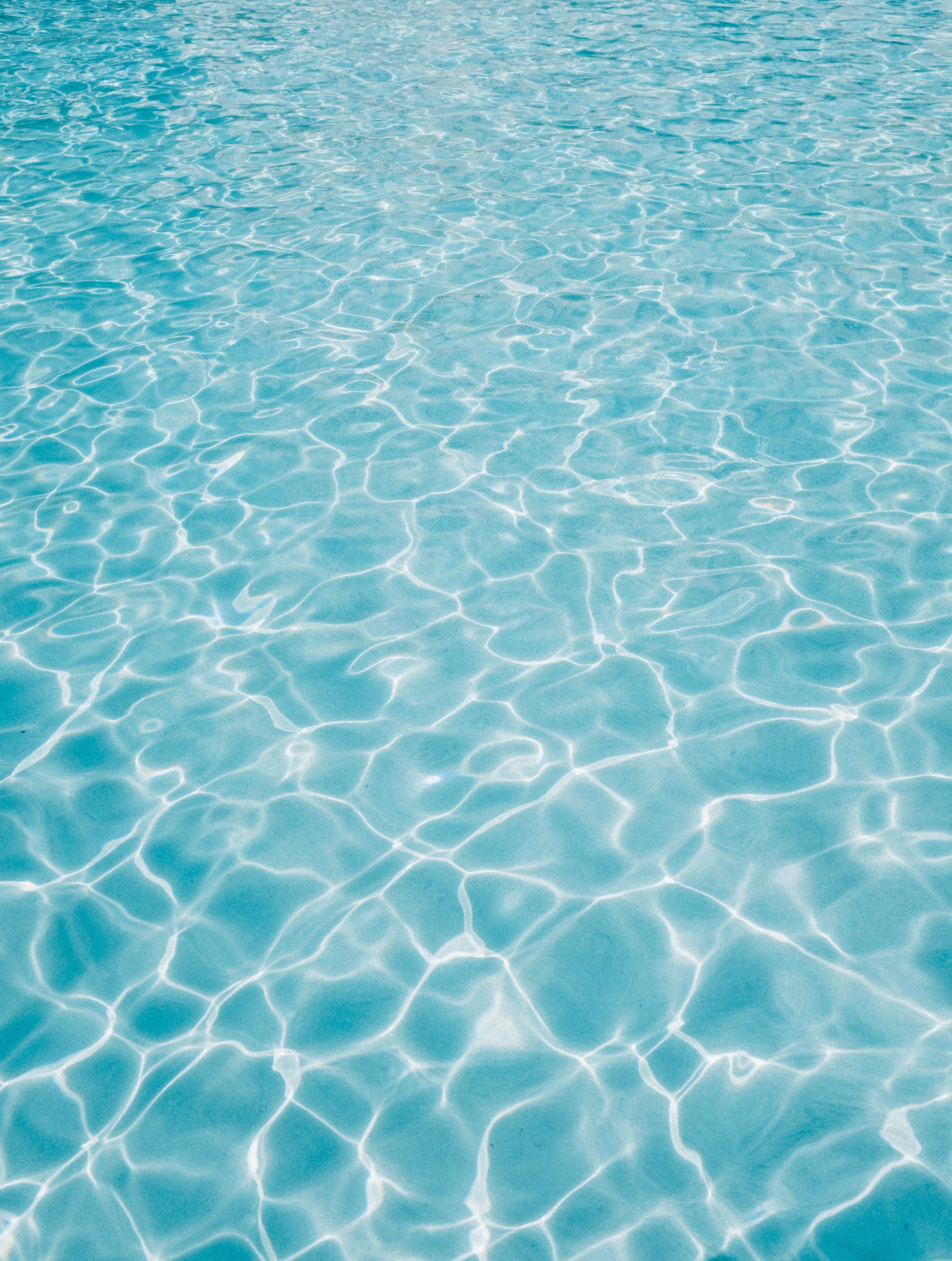 Klares Wasser mit Sonnenreflexionen