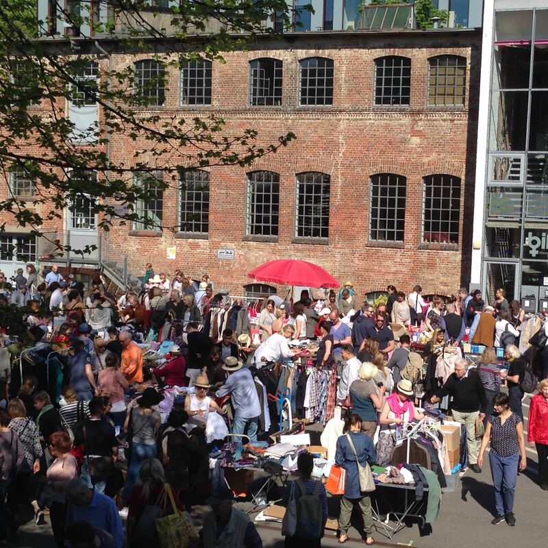 Flohmarkt auf dem Hof