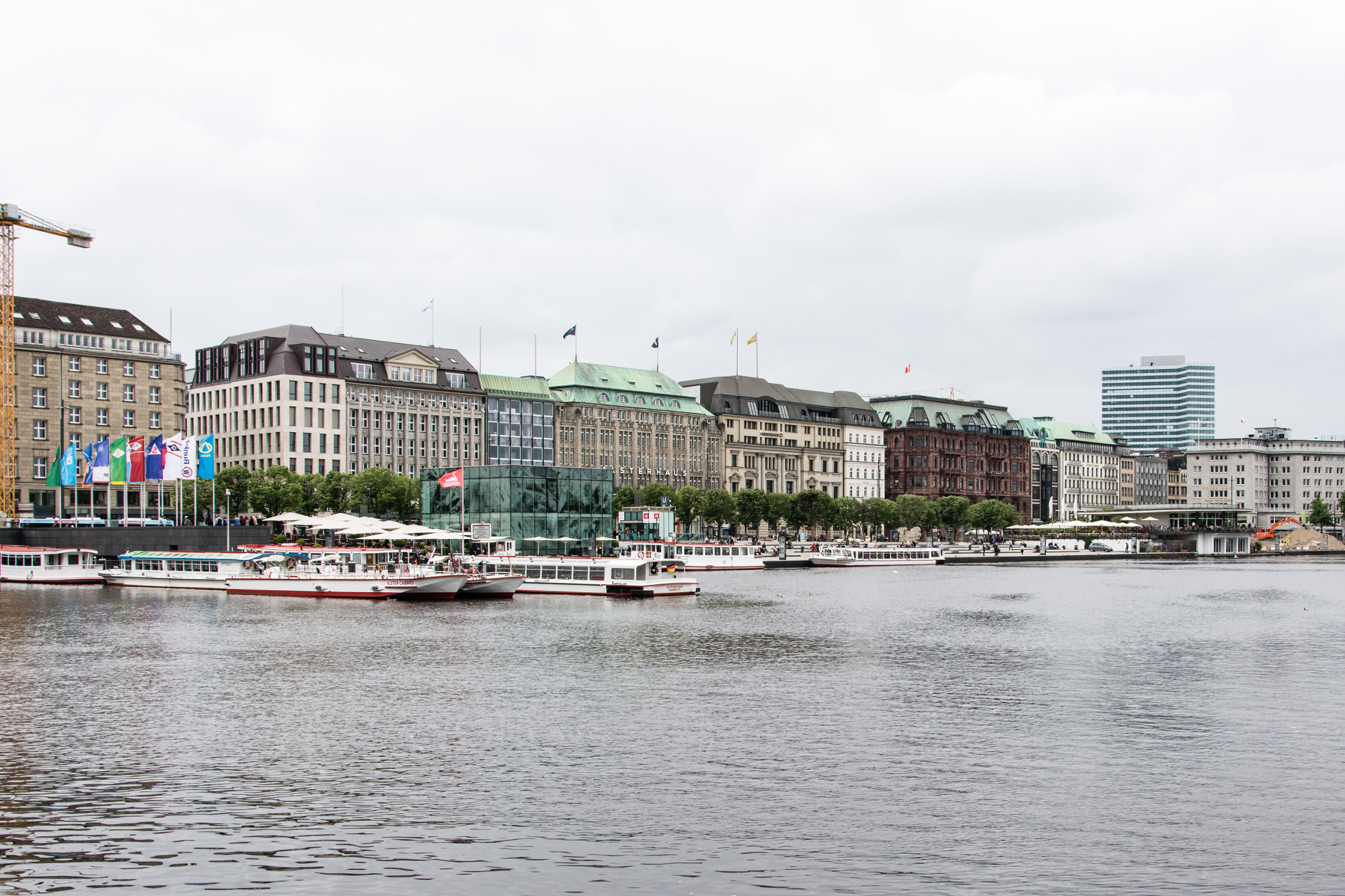 Meeting point: Flag Plaza Jungfernstieg