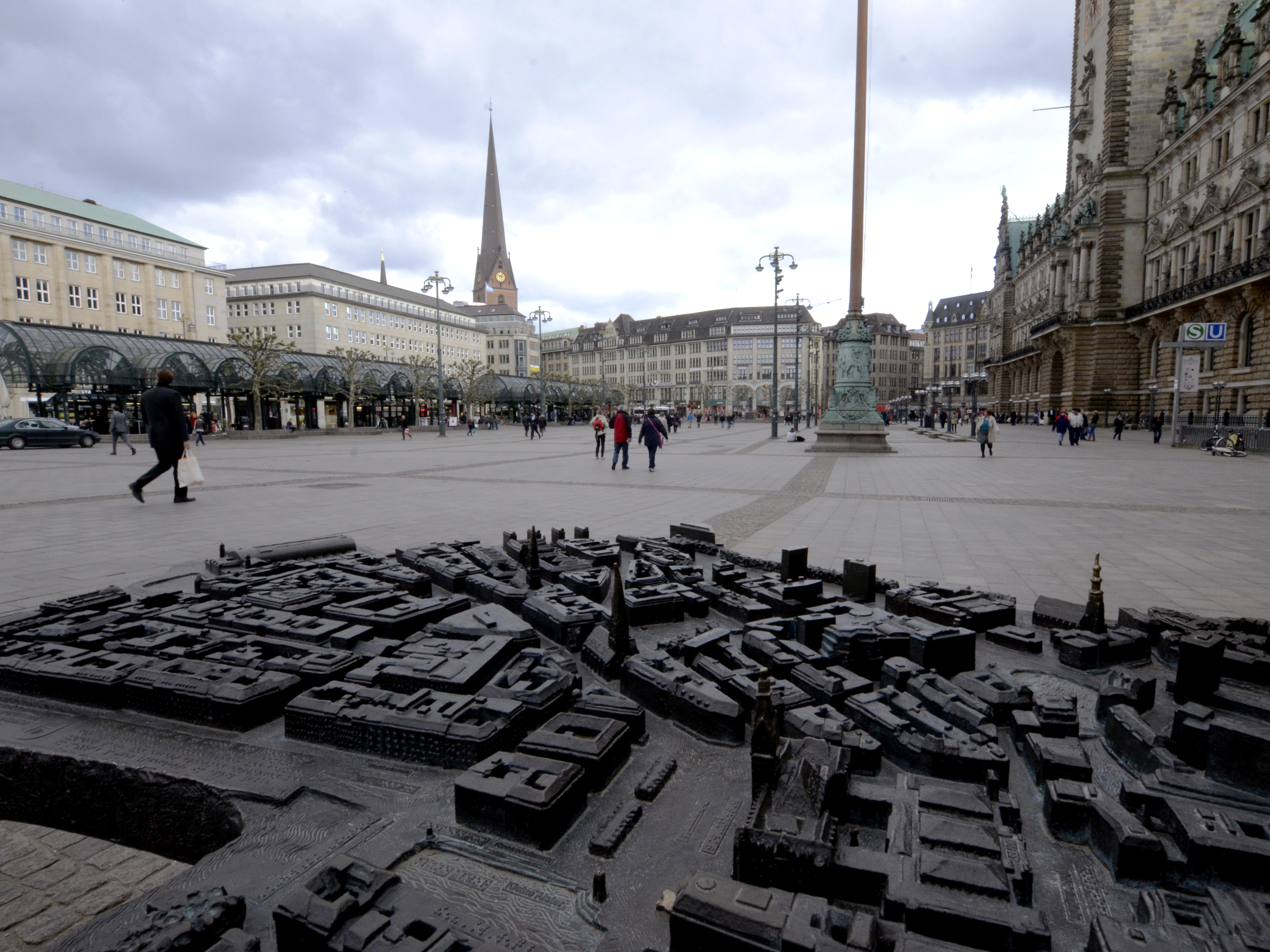 Meeting point: Rathausmarkt Hamburg