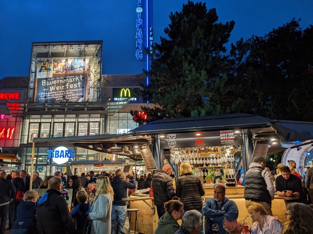 Der Bauernmarkt mit Weinfest und Sonntagsöffnung auf dem Tibarg