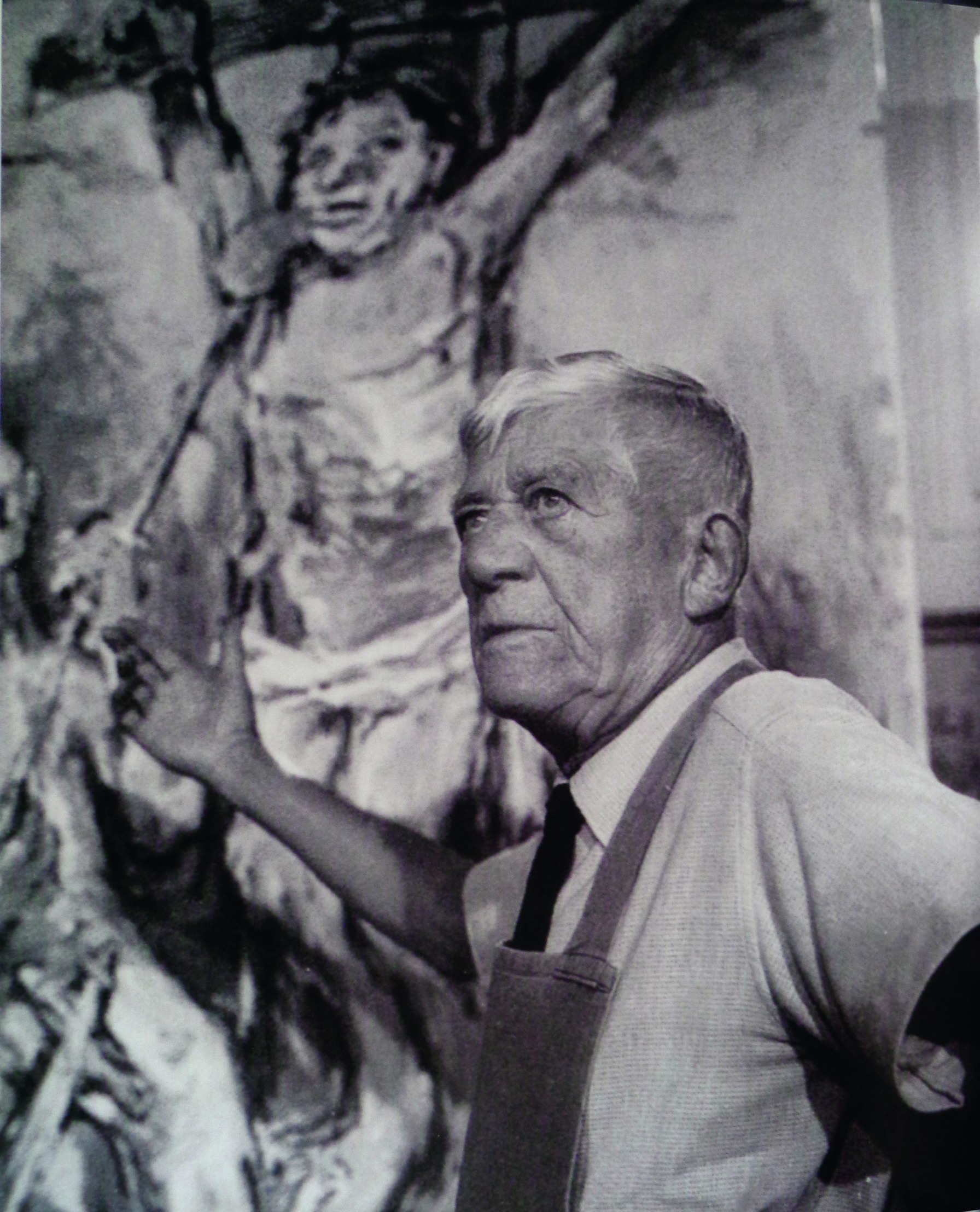 Künstler im Atelier vor Gemälde