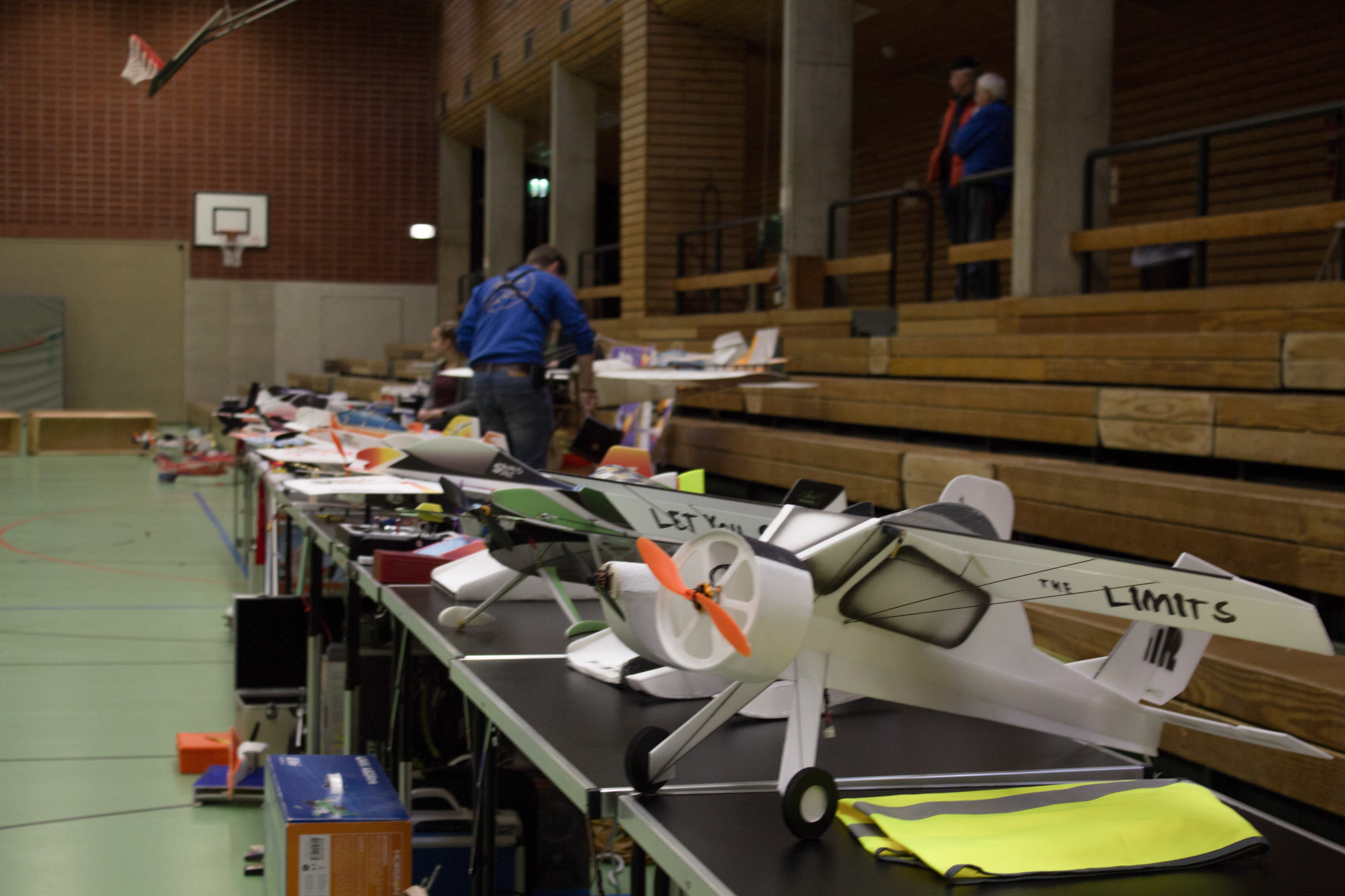 Indoor-Flugtag mit Modellschiff-Ausstellung