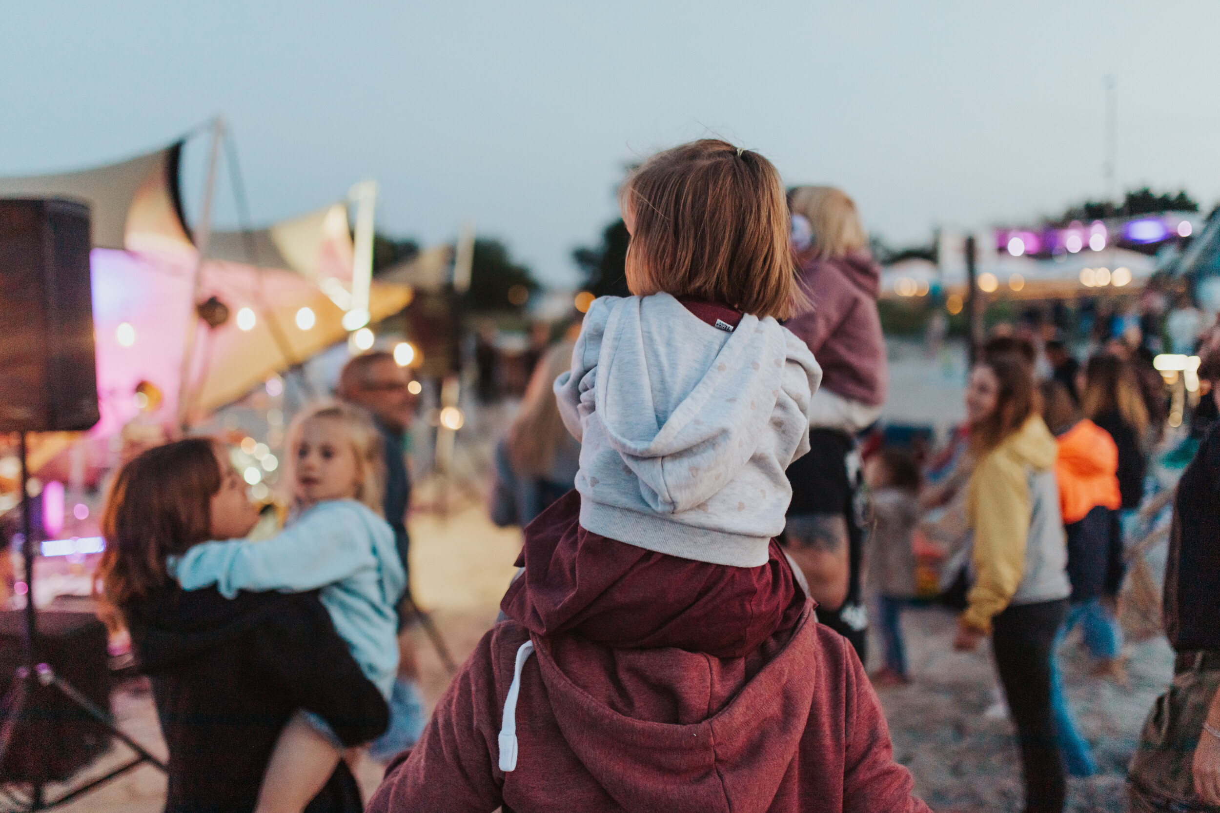 musik-im-strandkorb-_-junge-buehne-scharbeutz-zuschauer-2024-talb