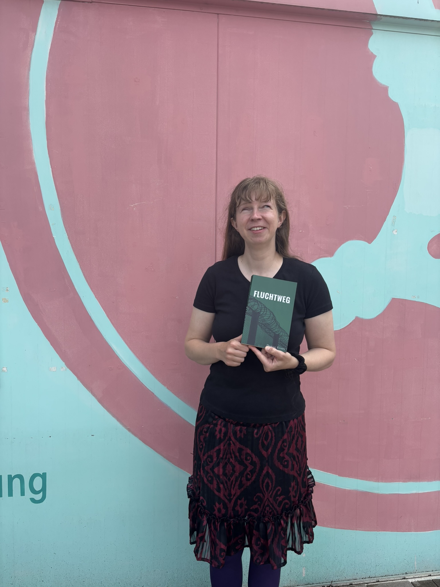 Autorin mit Buch
