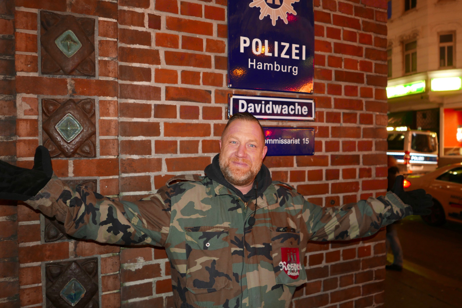 Fabian Zahrt vor der Davidwache