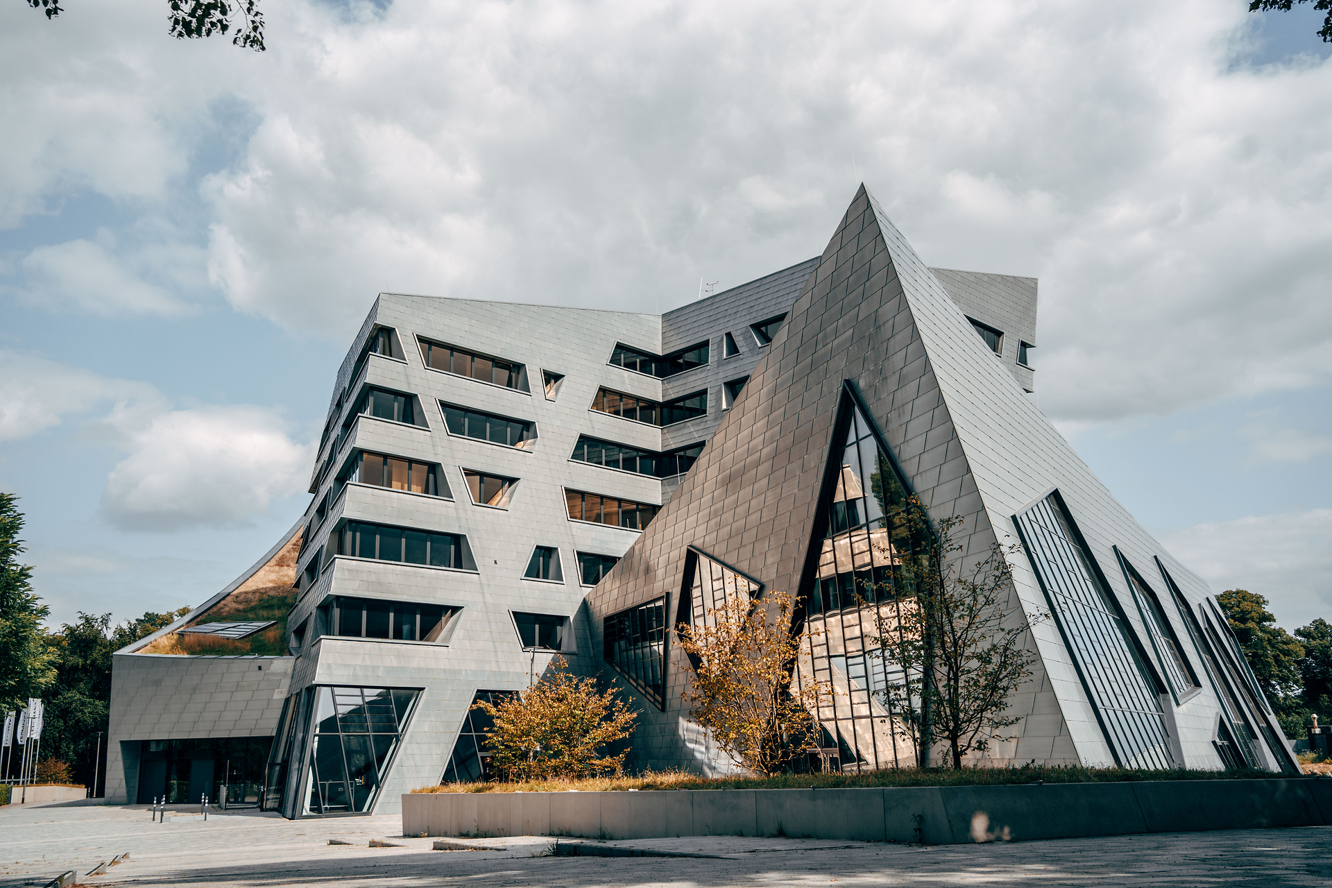 Herbstliches Leuphana Zentralgebaeude