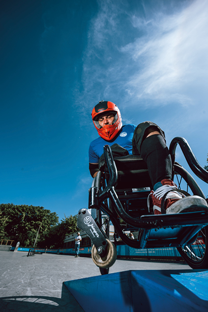 WCMX Fahrer Björn-Patrick Meyer mit Helm fährt über ein Hindernis auf der RSB