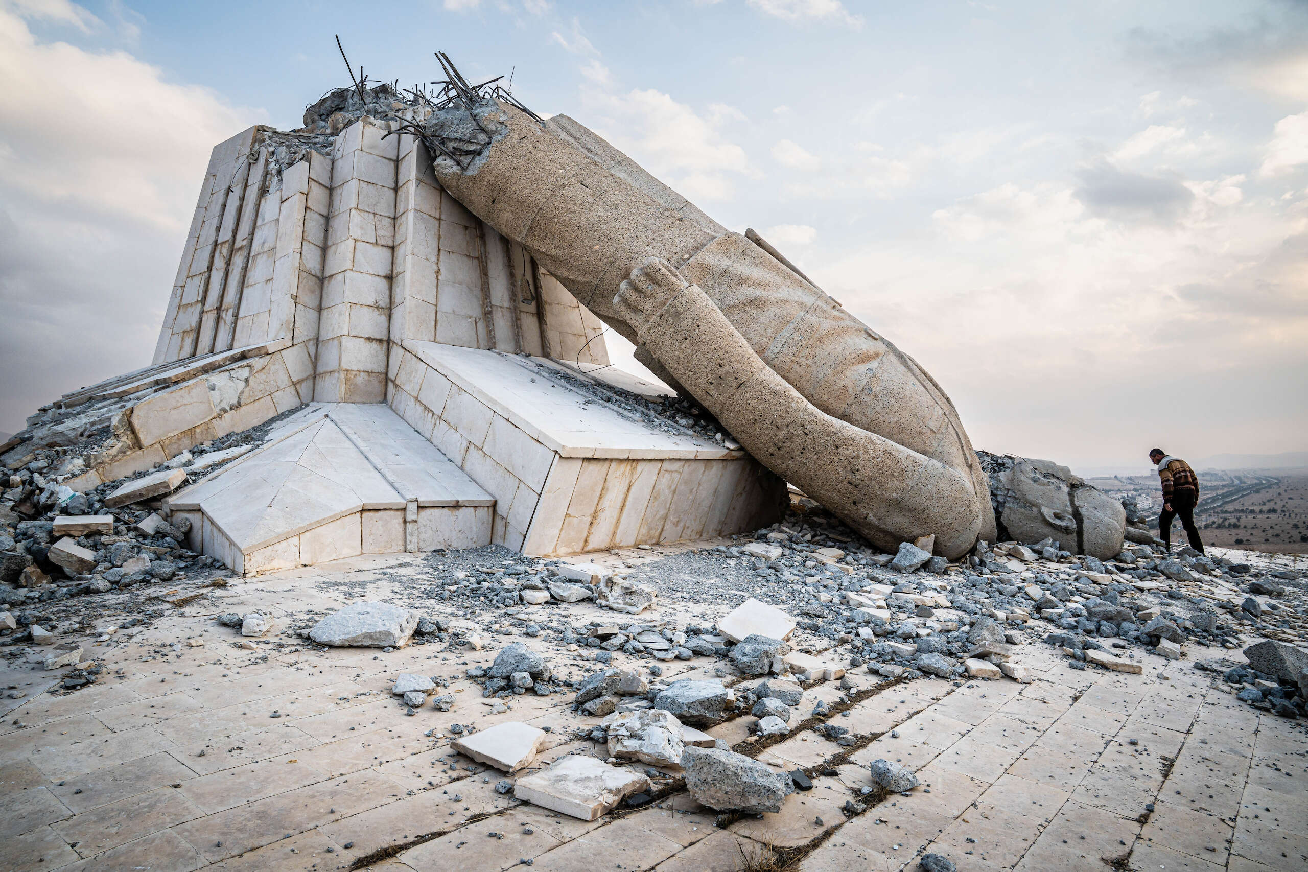 Dayr Atiyah: Am 9.12.2024, einen Tag nach dem Sturz des Regimes, wurde die größte Statue von Hafis al-Assad zum Einsturz gebracht.