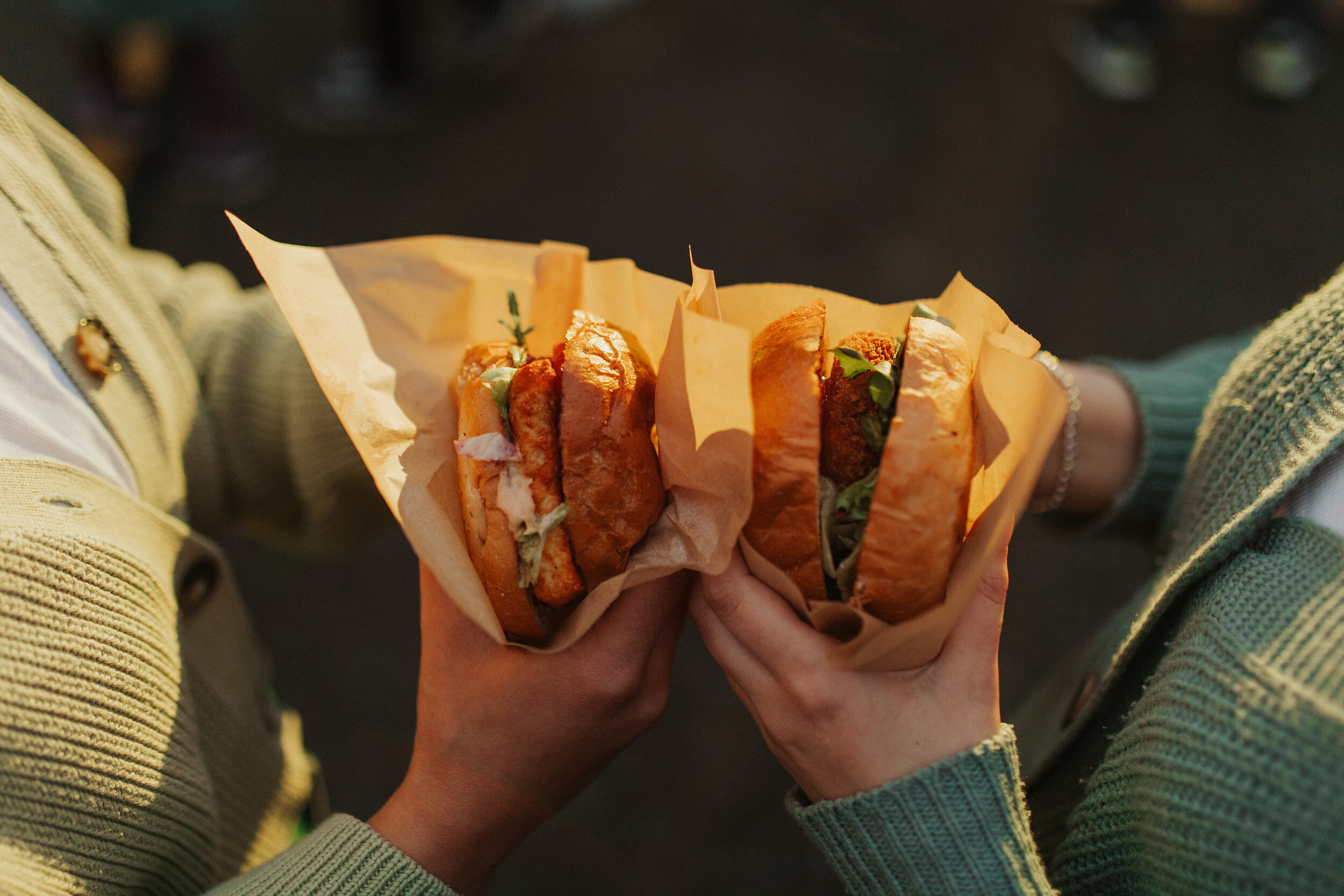 PfingsTON Scharbeutz Burger in Hand TALB Joelle Dörnath