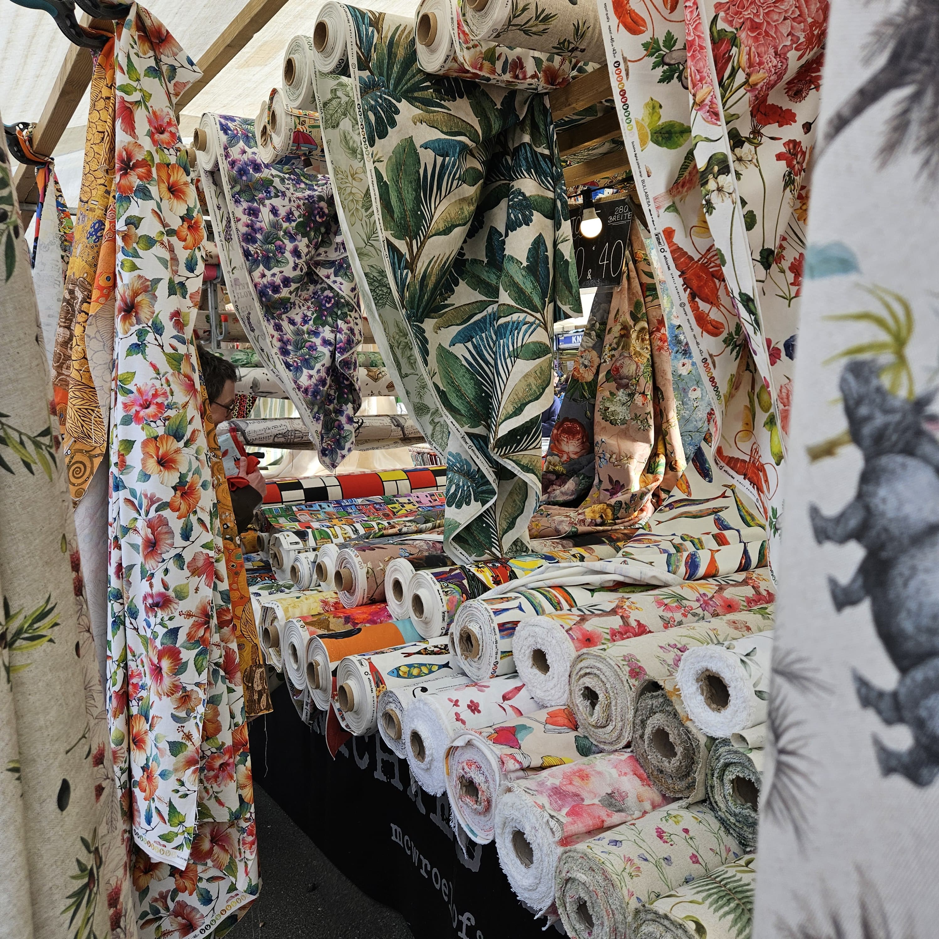 Ein Stand mit Stoffproben.